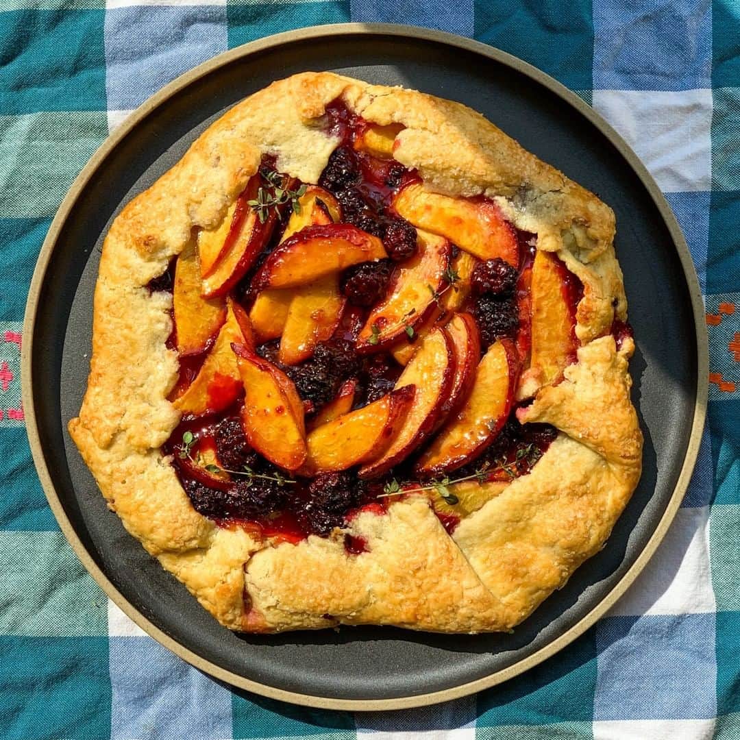 Food & Wineさんのインスタグラム写真 - (Food & WineInstagram)「@chefkatiebutton's summer peach and blackberry galette proves that blackberries and thyme really are best friends. Tap the link in our bio to get in on that epic friendship. 📷: Audience Engagement Editor @carolineschnapp」7月12日 9時16分 - foodandwine
