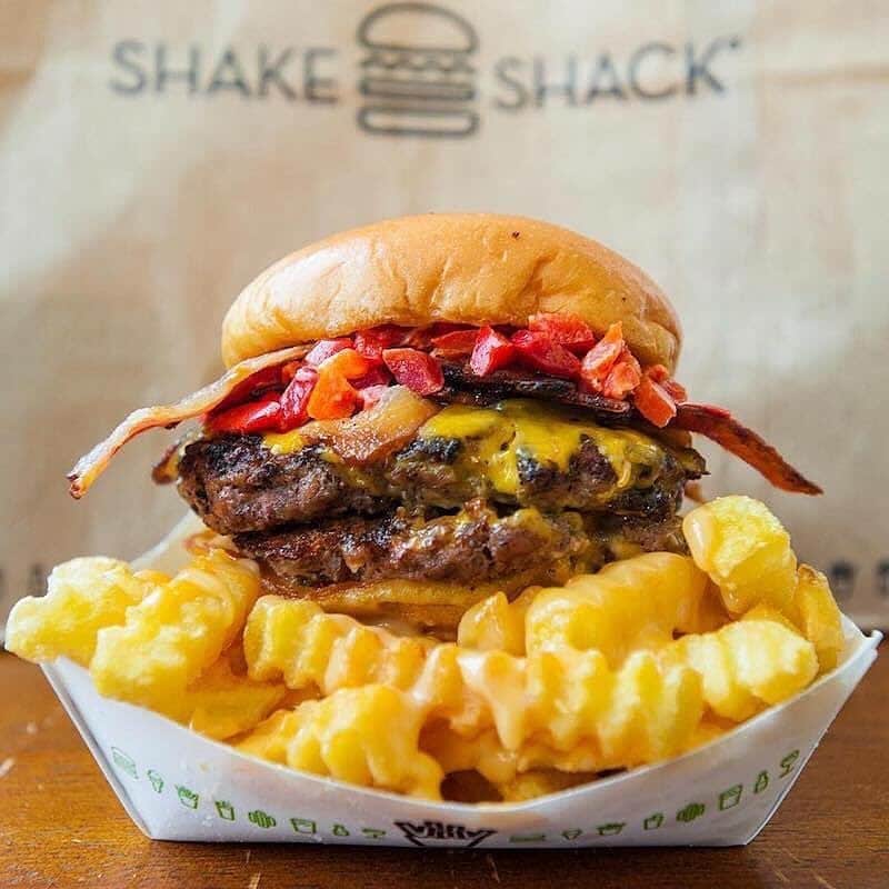 SHAKE SHACKさんのインスタグラム写真 - (SHAKE SHACKInstagram)「Some wholesome burger content⠀ ⠀ 📸: @shakeshackkr #shakeshack」7月12日 9時23分 - shakeshack