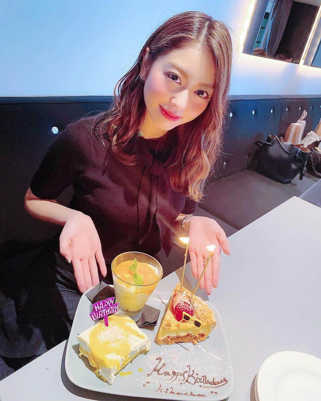 小山ひかるさんのインスタグラム写真 - (小山ひかるInstagram)「ここのケーキ とっても美味しかった❤️❤️ . 最近スイーツ食べまくってるから 絶対太ったけど、 幸せ太りだからよしとしよう🙆‍♀️✨笑 . . #お誕生日 #祝い #ありがとう #幸せすぎる #birthday #mybirthday #thankyou #マーサーブランチ #マーサーブランチ銀座 #lunch #女子会 #銀座 #ginza #mercerbrunch #happy #smile #スイーツ #ケーキ #バースデープレート #cake #birthdayplate」7月12日 15時01分 - hikaru_kym