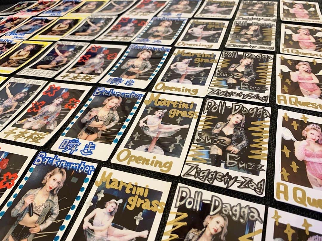 Kumiのインスタグラム：「. B.Dプレミアムチェキ👑 大変お待たせ致しましてごめんなさい！！ . 100枚以上注文いただきました😭😭😭 感激です😢✨✨✨ . 一枚一枚気持ち込めて 仕上げさせて頂きました💐 . このチェキをみて、 22日のshowを思い出して貰えたら嬉しいです☺️ . . . #チェキ　#デザイン　#ポスカ　#落書き」