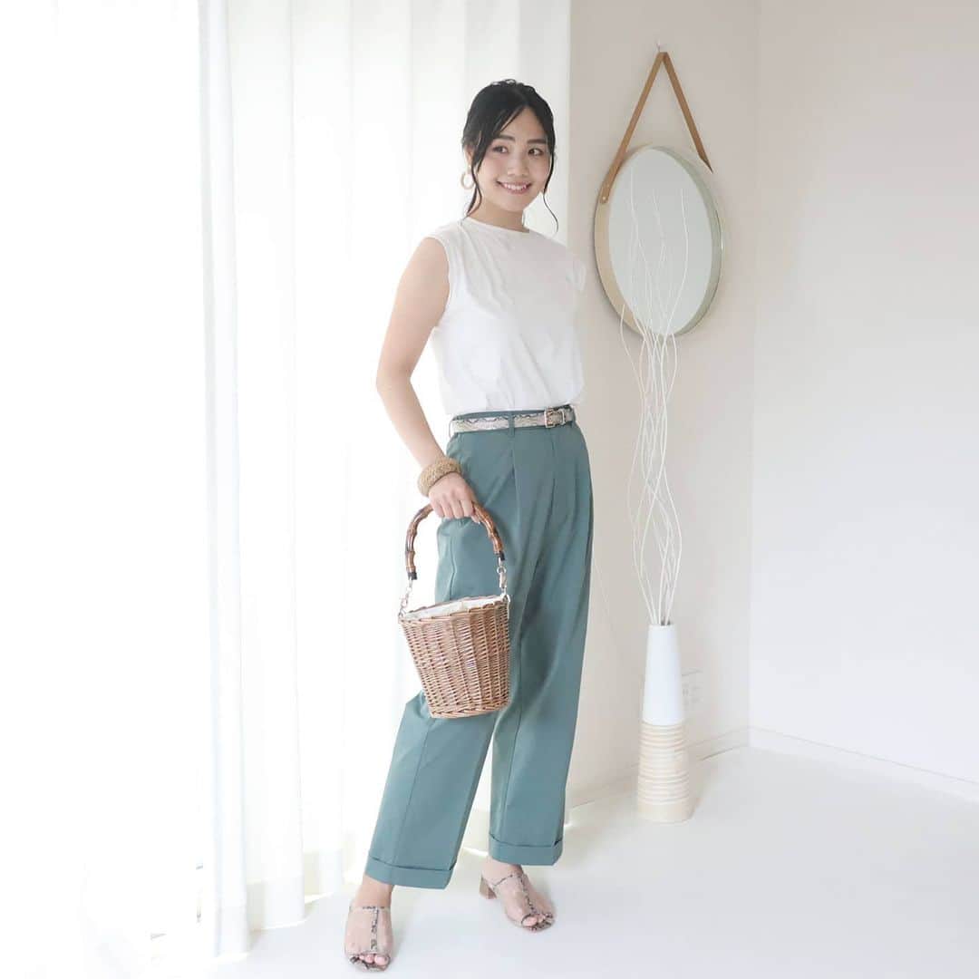 Eri Satoのインスタグラム：「white×greenコーデ · pants: @edist.closet shoes: @outletshoes_official pierce: @joueri · グリーンが綺麗なパンツは @edist.closet のもの。 #グレイッシュグリーンストレートパンツ 薄手なのに透けずにしっかりした生地で 動きやすいのでオフィスワークにもピッタリ💛 · EDIST.CLOSETは オフィスワークにぴったりなレンタルファッションサービスで 気に入った服があれば買うことも出来ちゃう☺️ · 今なら入会キャンペーン中だよ✨ コード👉SNSCPSatoeri626 · 入会の際にキャンペーンコード欄に上記コードを入力すると、ご入会者には 💐トライアルプラン30%OFF＋500円ポイントをプレゼント 💐レギュラープラン以上だと1000円ポイントをプレゼント とのこと✨ · EDIST.CLOSETのお洋服はアパレルに携わってた私から見ても、質も形も良くてオススメ！ ぜひチェックしてみて下さいね💛 @edist.closet · blogにも書いてるので @satoeri626 のトップページから見てね✨ · #edistcloset #エディストクローゼット#レンタルファッション#高身長コーデ#ママコーデ#カジュアルコーデ #夏コーデ#fashion#ootd#outfit#code#coordinate#style#ファッション#コーディネート#コーデ#プチプラ#プチプラコーデ#シンプルコーデ#mamagirl#locari#partegram#カジュアル#お洒落さんと繋がりたい」
