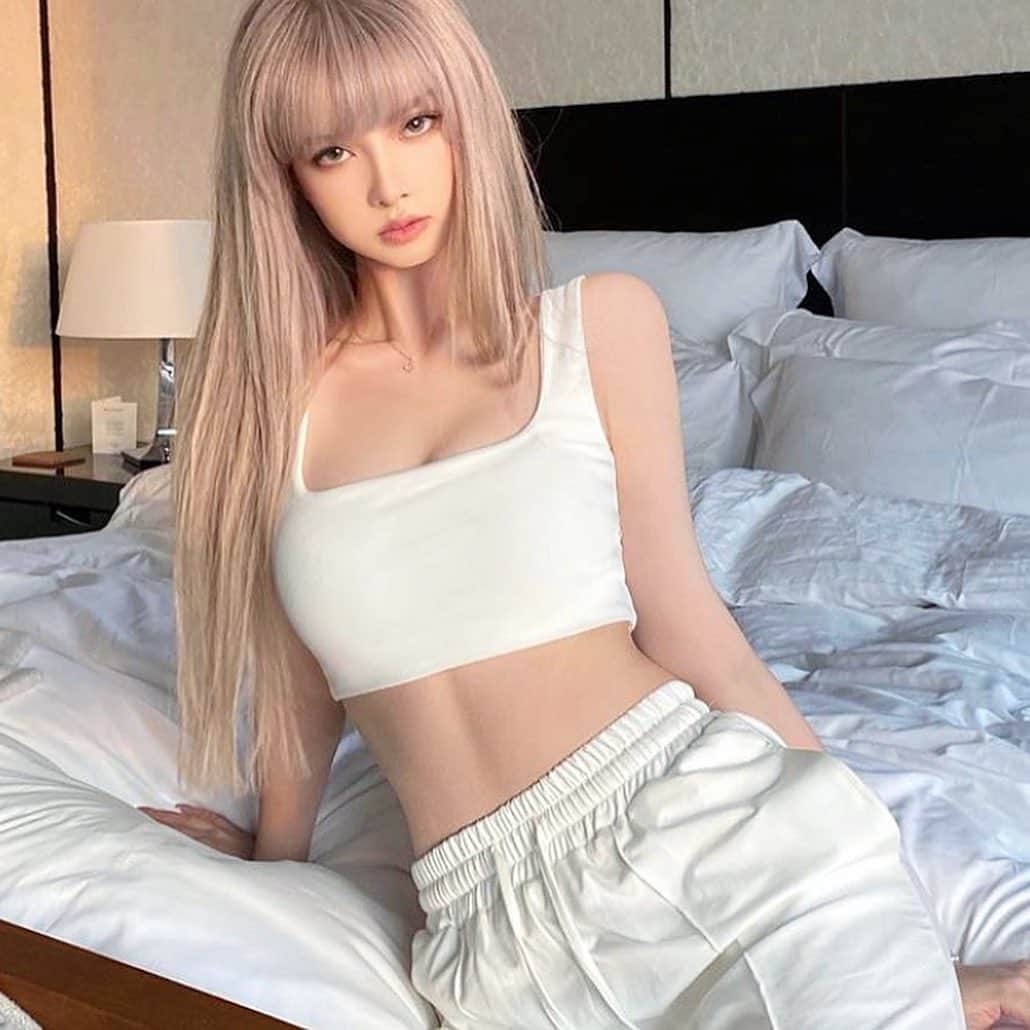 原涼香のインスタグラム：「ワンホン🇨🇳ちゃんみたいな 上品ハイトーン🤍 『  𝐕𝐚𝐧𝐢𝐥𝐥𝐚 𝐛𝐥𝐨𝐧𝐝 』ㅤㅤㅤㅤㅤ ケアブリーチ3〜4」