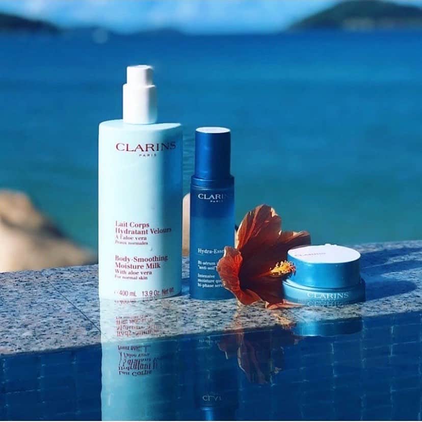 CLARINSさんのインスタグラム写真 - (CLARINSInstagram)「🌺 Keep #hydrated this weekend 🌺 try our Body-Smoothing Moisture Milk with Aloe Vera, as it  💧Hydrates for 48 hours 💧Leaves skin velvety-smooth 💧Delicately scented with floral notes of sweet neroli 💧Absorbs quickly  #skincare #clarinsskincare #clarins photo: @luciefer11」7月12日 9時44分 - clarinsusa