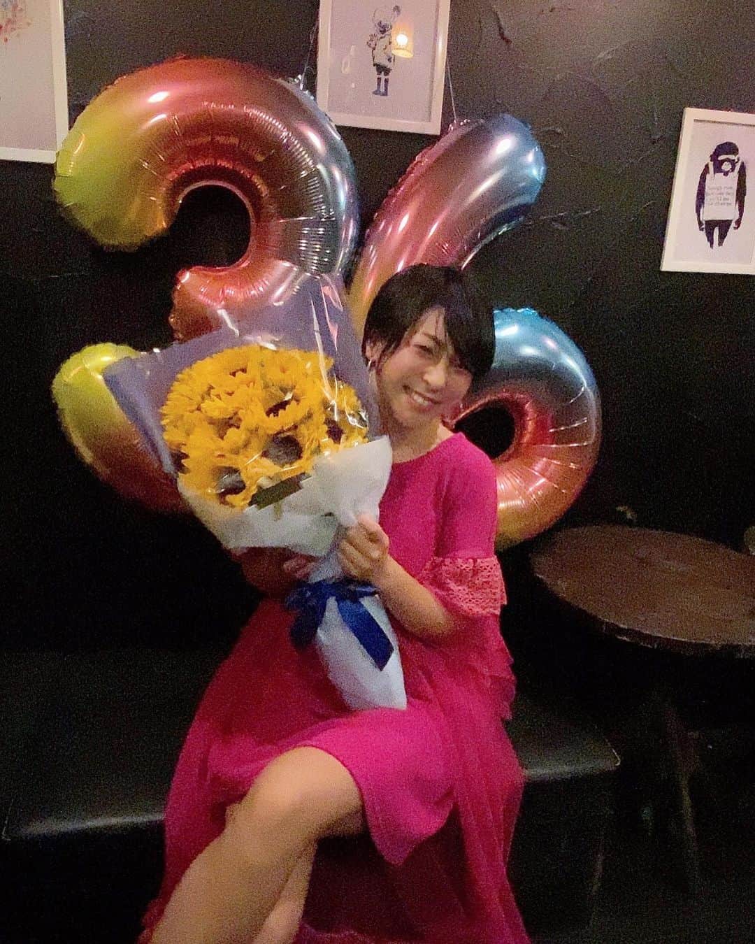 安藤あいかのインスタグラム：「ありがとう！！！ これからもよろしくお願いします！！！  #お誕生日 #36歳 #そういえば髪切ったよ」