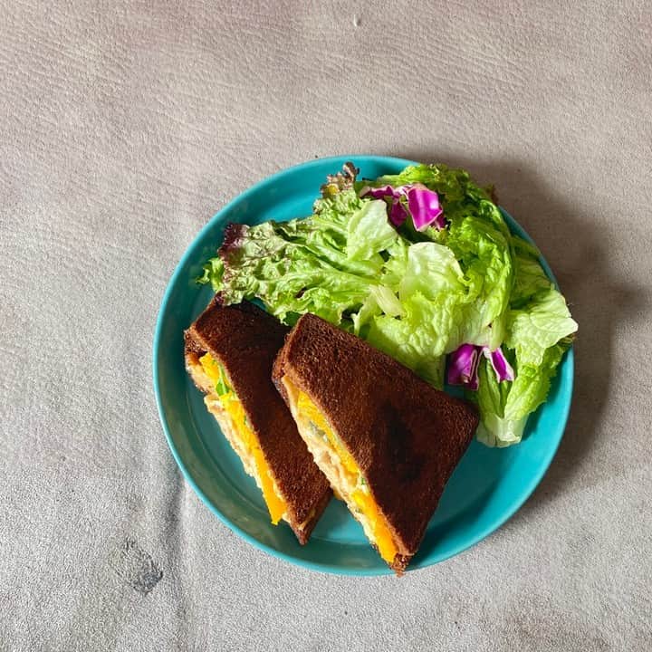 WorldNeighborsCafe/SoooLiquidのインスタグラム：「おはようございます！⁠ ⁠ 今日はカフェイチオシサンドイッチの“WNC sandwich”のご紹介。⁠ ⁠ このサンドイッチのベースは“キューバンサンド”。⁠ 昔、映画で取り上げられたこともあり、名前を知ってる方も多いかもしれません。⁠ 詳しくは、【シェフ 三ツ星フードトラック始めました】を見てね★超かっこいいです。⁠ この映画見たら、もう絶対食べたくなると思う。⁠ ⁠ ちなみに、、WNC sandwichの具材は、⁠ ⁠ ・オレンジやライム、コリアンダーなどのスパイスでマリネした豚バラソテー⁠ ・たっぷりのチーズ⁠ ・自家製ピクルス⁠ ・フレッシュオレンジの輪切り⁠ ・ルッコラ⁠ ⁠ 豚肉にオレンジ？？？ってなった方。⁠ ぜひ食べに来て下さい😁🥪⁠ 全商品、お持ち帰りも出来ます！⁠ ⁠ #worldneighborscafe �#soooliquid⁠�⁠ ⁠ ーーーーーーーーー⁠ weekday...11-20⁠ weekend...10-20⁠ closed...wednesday⁠ L.O...19:30⁠ ーーーーーーーーー」