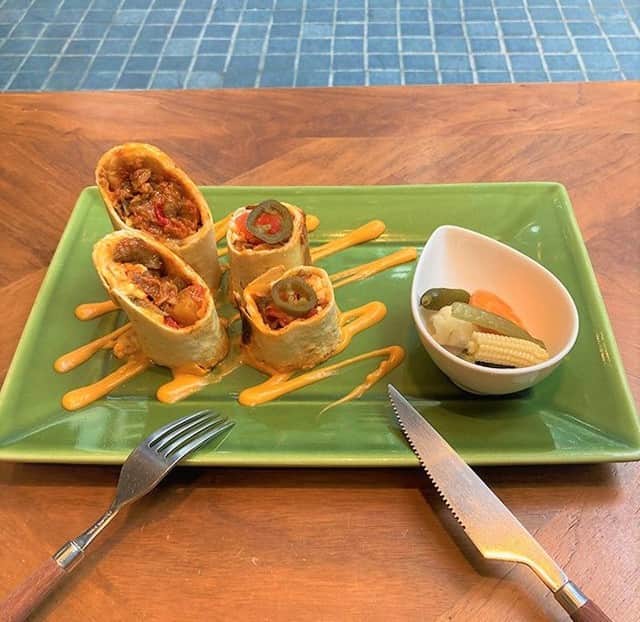 Courtyard by Marriott Tokyoのインスタグラム：「LAVAROCK BEEF LUNCH 11:30～14:30（L.O.14:00) Weekday 平日 7月13日からの週替わり新メニューはこちら！ 😍-ビーフトルティーヤ- -Beef Tortilla -😀 ¥1,200  #ランチ #日本橋 #銀座 #レストラン #タイ料理 #オフィスランチ#ホテル #東京駅 #京橋グルメ #京橋 #牛肉 #ランチ #東京 #マリオット #ランチセット #丸の内ol #東京駅 #京橋グルメ #京橋 #東京 #丸の内 #OL #美味しい #tasty #アメリカン #フライド #スパイシー #ビーフ #ラバーロック #スパイシーフライド,200」