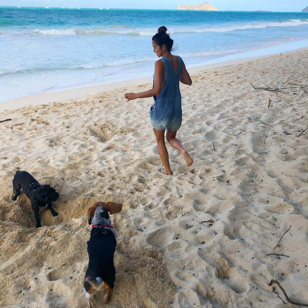 マヤ アリーナのインスタグラム：「Frolicking in overalls 🌴」
