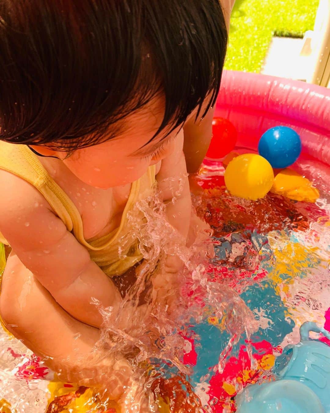 横山愛子のインスタグラム：「次女ちゃん初水遊び❗️❗️❗️ ベランダでプールやったのはじめてだけど、ちょうどいい大きさで大興奮で🥰🥰🥰 楽しそう（＾_＾） 外に行けない分、お家で水遊び定番になりそうだ❣️ #2歳5ヶ月 #7ヶ月 #お家プール」