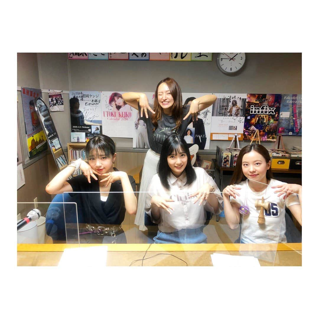 杜野まこさんのインスタグラム写真 - (杜野まこInstagram)「#ラジオ日本 『Happy Voice!!from YOKOHAMA』 #hv1422 #jorf #radiko ゲスト　#MELLOWMELLOW #サンミュージック ＊ 元さんみゅ〜のSENAちゃんMAMIちゃんに久しぶりに会えて、懐かしい話もできた☆ 一緒にお仕事したのはだいぶ前だったから、覚えていないだろうな〜と思っていたのに、みなとみらいで一緒に観覧車乗った事とか覚えていてくれててとってもウレシーブだったなっ☺️ ＊ HINAちゃんとははじめましてだったけど、お誕生日が一緒なの！！1・24 一気に親近感湧いたよね✨ 得意のけん玉も見せてくれた。かっこよかった〜‼️ ＊ 歌もダンスもアクロバットもドラムも百人一首もけん玉もお料理も出来ちゃうハイスペックユニット。 新曲『 #最高傑作 』ほんとMV見て欲しい‼️ ガーリーでお洒落で好き〜♡」7月12日 10時20分 - makomorino