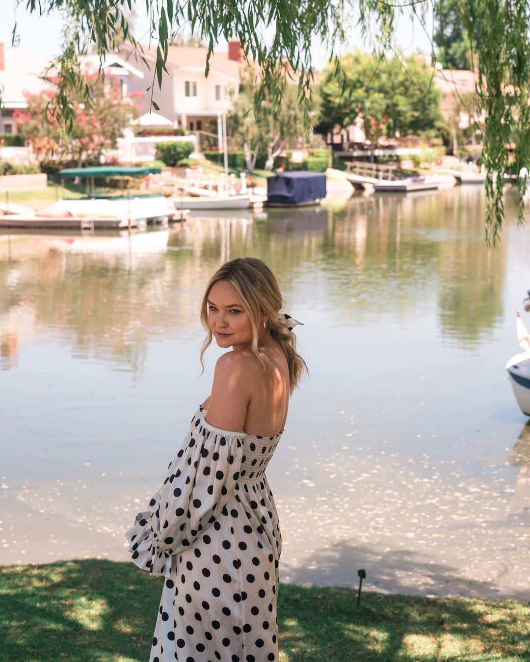 リズ・チェルカソワのインスタグラム：「A moment by the lake. I finally indulged in some retail therapy and picked up this @daily_sleeper dress that everyone and their mom has been wearing all over our feeds. It’s expensive, but also worth it. I feel beautiful when I wear it. I want it in every color and fabric iteration in existence. It really is as good as it looks, and no one paid me to say this. 🖤🖤🖤」