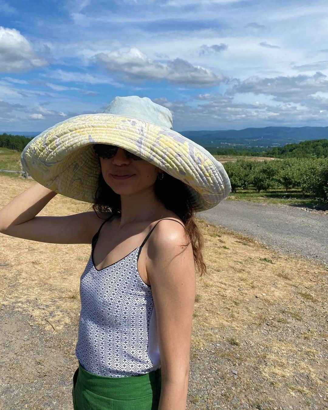 ベイカー恵利沙さんのインスタグラム写真 - (ベイカー恵利沙Instagram)「Sustainably made and hand printed. Beautiful hat by @romu.alda 🌼🌿 スペインの姉妹によるブランドRomualda インスタグラムで出会って一目惚れ🦋 デザインから好きになって、調べてみると、 サスティナブルな素材で作られていて 素材がどこから来るか、 どのように作られているか、 トレイサビリティもしっかりしていて 見た目が好きなことに加えて 気持ち良く買える理由があるのがとても嬉しかった🌿 全ての買い物がそう出来ているわけではないけど、 安心して買えることを知れると、 お買い物ももっと楽しいよね🌼 一つ一つハンドプリントで、 なんと日本の染めの技術を使っているそう！ 不思議な巡り合わせ🌍 それぞれの商品に名前とシリアルナンバーが付いていて、 帽子を畳んで入れる袋にも 1つ1つハンドでペイントが施されているの。 とってもスペシャルな気持ちになるお買い物🌿 リバーシブルで どのカラーも本当に素敵で、 1週間くらいサイトを見て選んだ☺️ サイズが4つあるんだけど、 もう一つ小さいサイズも買うか悩んでる🌞 古着やお下がりが昔から好きな理由も ストーリーがあるから。♡ こうやって、エピソードを語れるスペシャルなお買い物がますます好きになる♡ ショーツはずっと前の @randeboo_official 大好きで毎年履いてる💚 #えりさふく」7月12日 10時41分 - bakerelisa