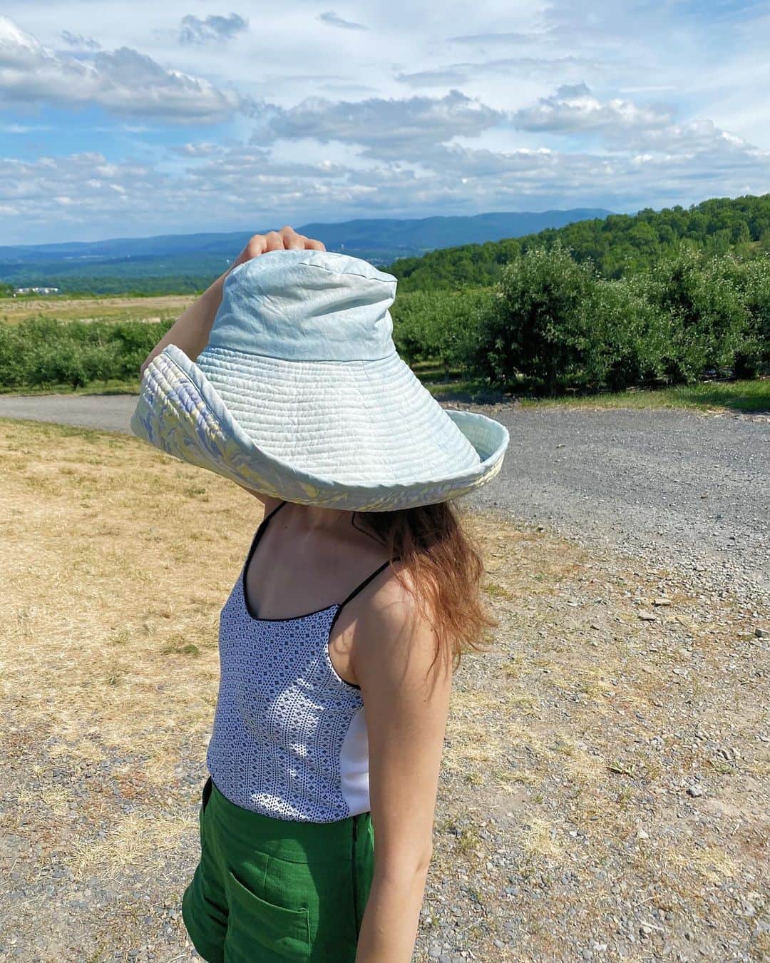 ベイカー恵利沙さんのインスタグラム写真 - (ベイカー恵利沙Instagram)「Sustainably made and hand printed. Beautiful hat by @romu.alda 🌼🌿 スペインの姉妹によるブランドRomualda インスタグラムで出会って一目惚れ🦋 デザインから好きになって、調べてみると、 サスティナブルな素材で作られていて 素材がどこから来るか、 どのように作られているか、 トレイサビリティもしっかりしていて 見た目が好きなことに加えて 気持ち良く買える理由があるのがとても嬉しかった🌿 全ての買い物がそう出来ているわけではないけど、 安心して買えることを知れると、 お買い物ももっと楽しいよね🌼 一つ一つハンドプリントで、 なんと日本の染めの技術を使っているそう！ 不思議な巡り合わせ🌍 それぞれの商品に名前とシリアルナンバーが付いていて、 帽子を畳んで入れる袋にも 1つ1つハンドでペイントが施されているの。 とってもスペシャルな気持ちになるお買い物🌿 リバーシブルで どのカラーも本当に素敵で、 1週間くらいサイトを見て選んだ☺️ サイズが4つあるんだけど、 もう一つ小さいサイズも買うか悩んでる🌞 古着やお下がりが昔から好きな理由も ストーリーがあるから。♡ こうやって、エピソードを語れるスペシャルなお買い物がますます好きになる♡ ショーツはずっと前の @randeboo_official 大好きで毎年履いてる💚 #えりさふく」7月12日 10時41分 - bakerelisa