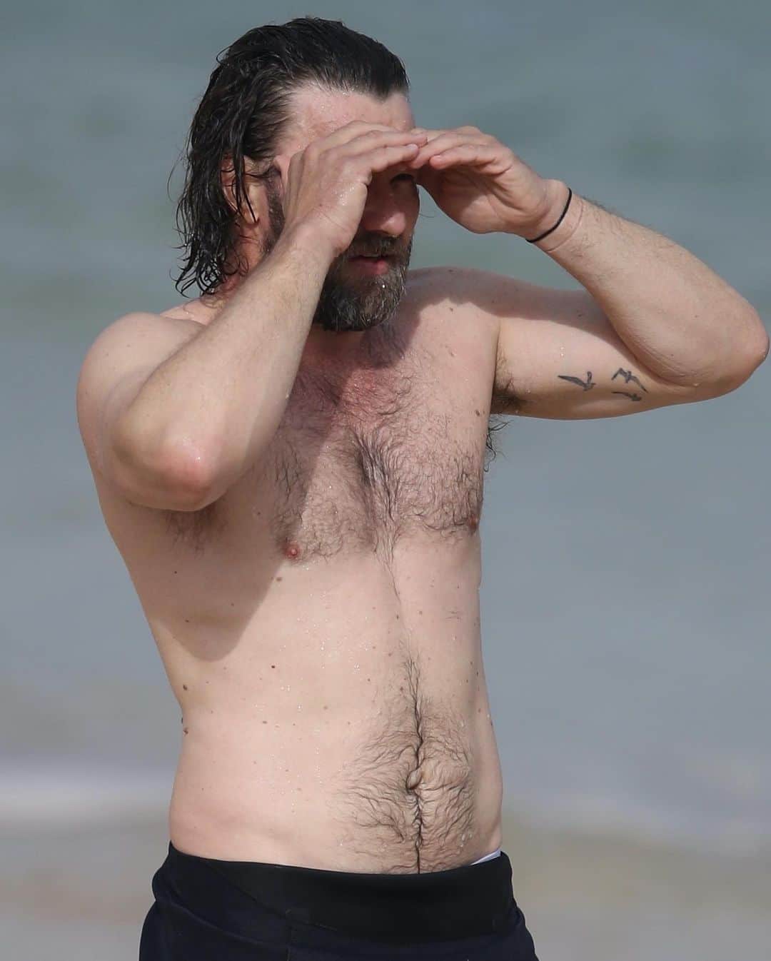 Just Jaredさんのインスタグラム写真 - (Just JaredInstagram)「@joeledgerton slips into a tight wetsuit during his day at the beach in Sydney! #JoelEdgerton Photos: Backgrid」7月12日 10時46分 - justjared