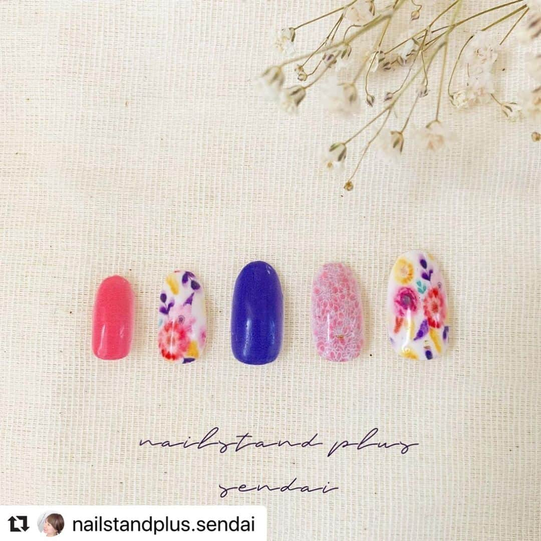 ネイルスタンド　ツメコさんのインスタグラム写真 - (ネイルスタンド　ツメコInstagram)「#Repost @nailstandplus.sendai with @make_repost ・・・ flower nail🥀﻿ ﻿ いつもInstagramを﻿ ご覧頂きありがとうございます😊﻿ ネイルスタンドプラス仙台店﻿ 6月20日﻿ 10時〜営業再開致します(^^)！﻿ ﻿ 営業再開キャンペーンとして、﻿ ●500円オフ●を開催🗣﻿ ﻿ 全デザイン通常価格﻿ ✔︎3500円(税抜)→3000円(税抜)🌼﻿ ﻿ ぜひキャンペーンお見逃しなく💙﻿ ﻿ 他店オフ＋ツメコネイル﻿ 2000円(税抜)＋3000円(税抜)も﻿ ございます。﻿ ﻿ その他のmenuはHPをご覧くださいませ💛﻿ ﻿ ﻿ ご予約、ご質問等は﻿ @nailstandplus.sendai﻿ プロフィール欄のHP(web予約24時間受付中)﻿ もしくは、DM、お電話より承っております。﻿ ﻿  #ネイル #ジェルネイル #ネイルアート #ネイルデザイン #ネイルサロン #nail #ネイルプリンター #ツメコ #ツメコネイル #美容 #美容好きな人と繋がりたい #ママファッション #ママネイル #仙台 #仙台ネイルサロン #青葉区ネイルサロン #美容マニア」7月12日 10時49分 - tsume.co