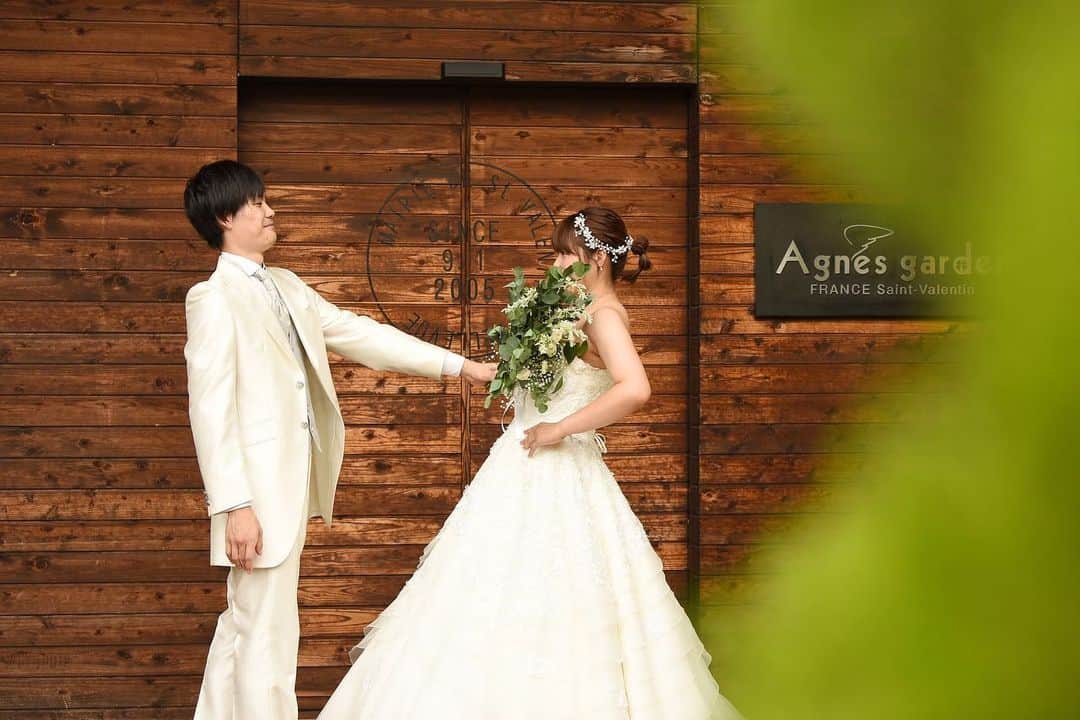 アニエス・ガーデン名張さんのインスタグラム写真 - (アニエス・ガーデン名張Instagram)「． ． @agnesgarden_nabari ． 【#ブライダルフォト 】 ． 新郎新婦さまの素敵なフォトをご紹介♡. ﾟ ． ブーケをお渡しする写真ですが、ストーリー性を持たせた可愛らしい写真📷✨ ． ご結婚式の前撮りや、フォトウェディングでストーリー性を持たせるのも おふたりらしい写真を残す秘訣です㊙️✨ ． ． *☼*―――――*☼*―――――*☼*―――――*☼*―― ． ． ＊おすすめフェア ． ． 7月26日(日)11時～・15時～ 【豪華試食付き】オマール海老&伊賀牛無料試食×貸切邸宅見学 ． 問い合わせ＆ご予約受け付けております🙌 ． ． *☼*―――――*☼*―――――*☼*―――――*☼*―― ． 素敵な写真がたくさん！ 【#アニエスガーデン名張】 ぜひご覧ください⋆°｡✩ ． *☼*―――――*☼*―――――*☼*―――――*☼*―― ． #アニエスガーデン #花嫁  #結婚  #名張 #伊賀 #三重 #名張市 #伊賀市 #三重県 #結婚式 #披露宴 #フォト婚  #プレ花嫁 #三重花嫁 #結婚準備 #三重結婚式 #大阪結婚式 #奈良結婚式 #結婚式準備 #結婚式前撮り  #プレ花嫁準備  #三重県結婚式場 #ブライダル前撮り  #フォトウェディング #ウェディング前撮り  #全国のプレ花嫁さんと繋がりたい  #日本中のプレ花嫁さんと繋がりたい ． ． Tel:0800-123-0214(フリーコール) 営業時間:平日11:00~18:00  土日祝10:00~19:00 定休日:毎週火曜・水曜」7月12日 10時50分 - agnesgarden_nabari