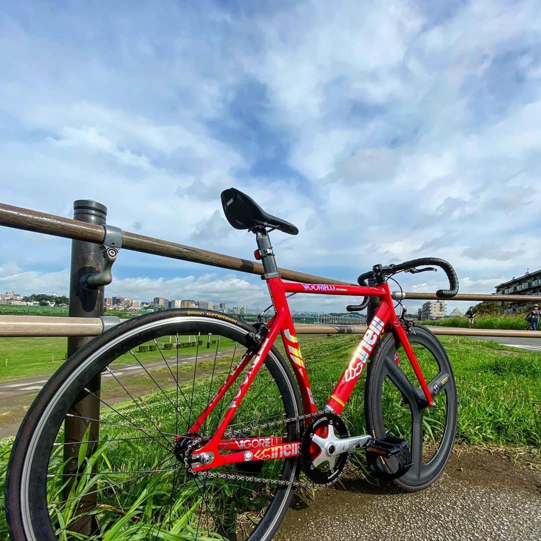 小川哲史のインスタグラム：「凪  #fixedbike #cinellishark」