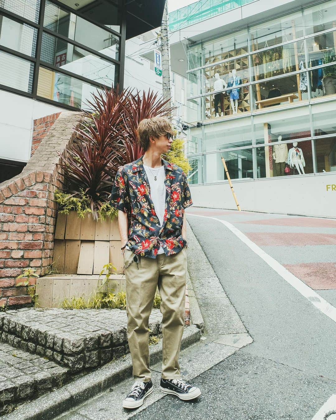 雄三 雨宮さんのインスタグラム写真 - (雄三 雨宮Instagram)「アロハ　#captainshelm パンツ　#dickies  スニーカー　#ct70  #oceantokyo #oceantokyoOVER #メンズヘア #メンズファッション #メンズパーマ #メンズ髪型 #メンズヘアカタログ #メンズモデル #雨宮雄三#雨スタ」7月12日 10時52分 - amezooon