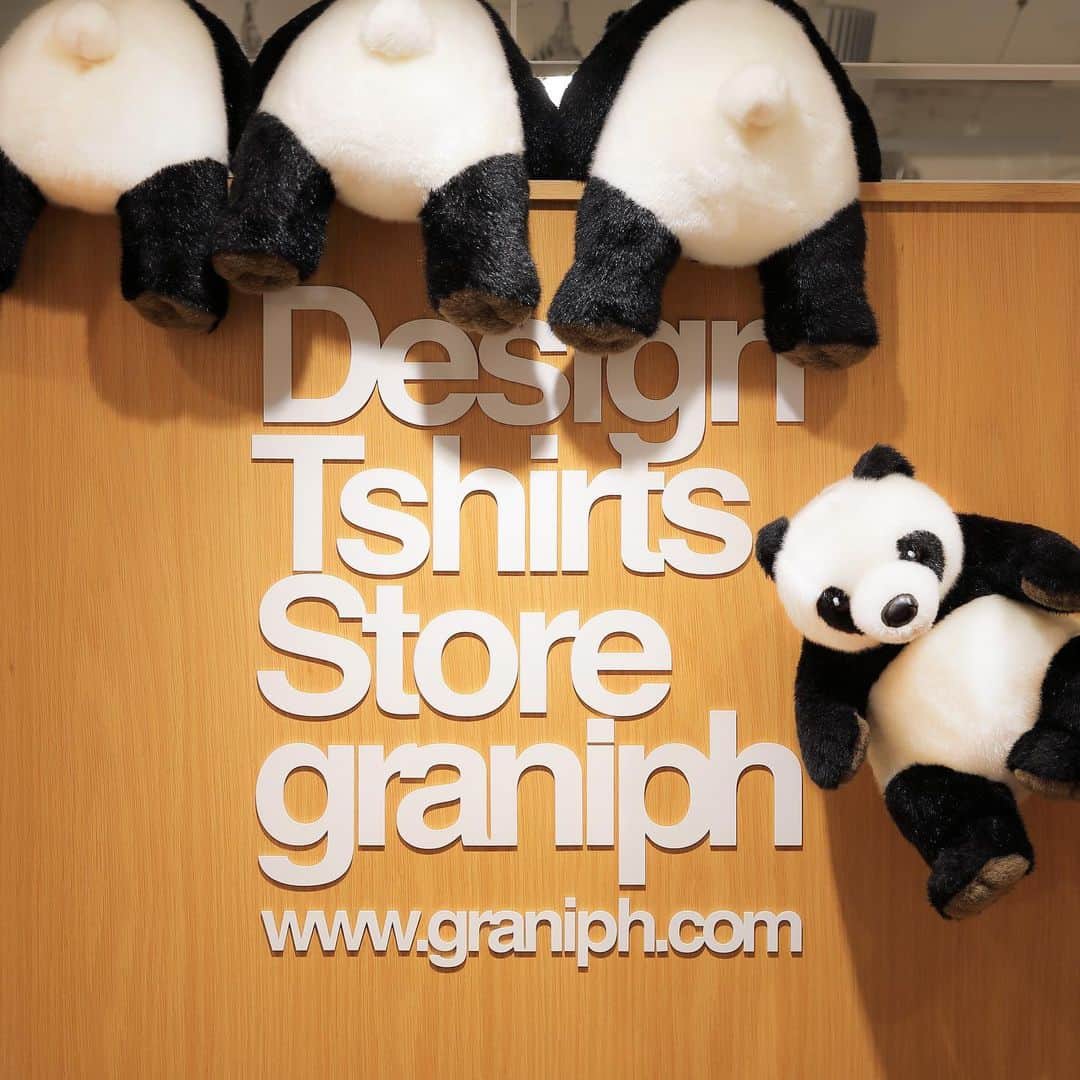 アトレ上野（atre ueno）さんのインスタグラム写真 - (アトレ上野（atre ueno）Instagram)「Tシャツ×アートを発信するTシャツ専門店のグラニフに来たよ🐾 オリジナルTシャツがなんと200種類以上あるんだって🐼✨バリエーションの豊富さにびっくりだよね‼️ ぼくたちのしっぽ、まぁるくて可愛いから、このポーズをTシャツにしてくれないかなぁ😂🍑💕   "Came to a T-shirts shop “graniph” shares T-shirts x Art🐾 They have more than 200 original T-shirts🐼✨ I was surprised at the variety of designs!! Our tails are round and cute so we hope they will make our tails design T-shirts😂🍑💕"   "今天逛了T恤×ART的T恤專門店graniph🐾 聽說這裡有200種以上的原創T袖🐼✨種類真的好豐富啊‼️ 我們的尾巴也又圓又可愛，這個pose不能做成T恤嗎😂🍑💕"  #上野 #アトレ上野 #アトレ #atre #atreueno #パンダ #上野パンダ #上野散策 #熊猫 #東京観光 #PANDA #🐼 #ueno #tokyotour #ぬい撮り #graniph #tshirts #printtshirts #uenostation #pandalover #pandamania #グラニフ #Tシャツ #パンダ好き #プリントTシャツ #パンダマニア #ぬい旅 #ぬい撮り部 #ぬい撮りさんと繋がりたい #ぬい撮り写真部」7月12日 10時53分 - atre.ueno