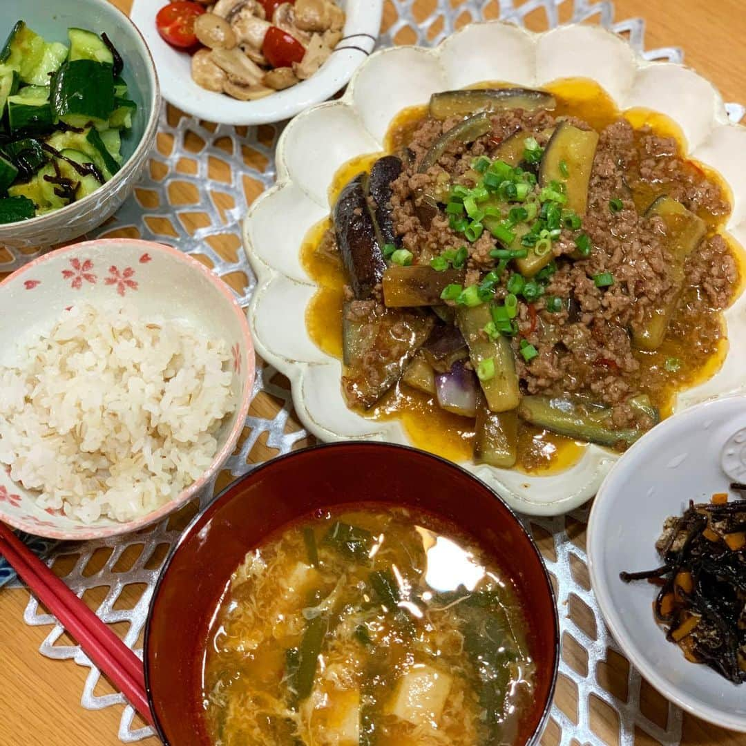 奥山夏織さんのインスタグラム写真 - (奥山夏織Instagram)「夏野菜のナスが美味しい季節😋💓✨今からご飯食べに行くから見てたらお腹空いてきた。。。 ・ 🍴#麻婆茄子 🍴#チゲスープ 🍴#叩ききゅうりの塩昆布和え 🍴#ひじき #マッシュルームのサラダ #押麦入りご飯 ・・・ #かおりずキッチン #cooking #料理 #主婦料理 #OL料理 #クッキング #ご飯#foodinsta #food #foodstagram #おうちご飯 #お家ごはん  #夜御飯 #晩ごはん #晩ごはん #夜ごはん」7月12日 10時58分 - okuyama_kaori