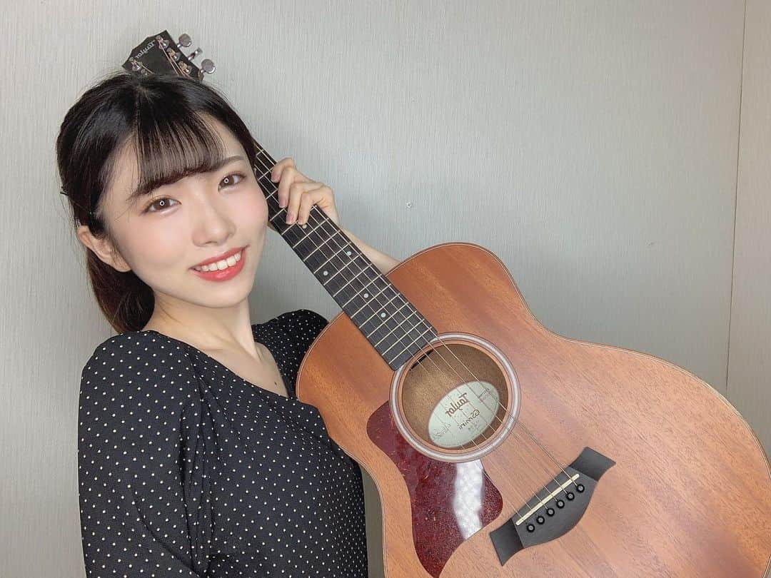 百合香（yurika）のインスタグラム：「my new guitar…  ギター買ったよ！！ギターはテイラーのminiGSです！  #ギター女子 #ギター練習 #ギター初心者 #音楽好きと繋がりたい #音楽女子」