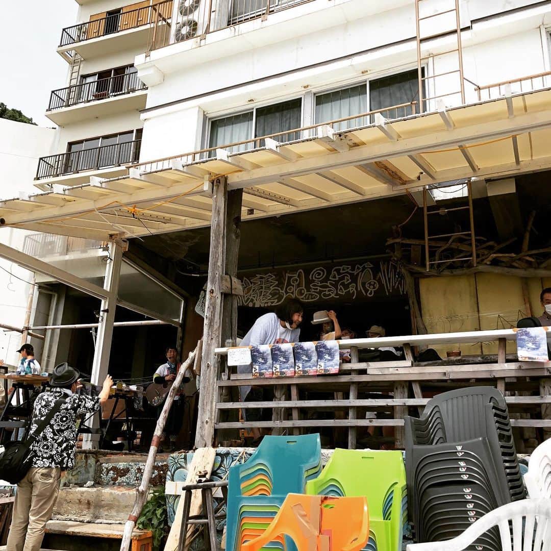 山川のりをのインスタグラム：「本日は新和歌浦のバグースにて『ラーラーラララ〜楽しい浜辺にGO!GO! vol.3』 にギターパンダで登場します。出演は 寺町ストリートバンド ヤマザワアキヒロ The Romance ラッキーマナブ NORI AFC 48チームC  出店アート 樽井のりかず  Moco Momo Museum  晴れてますわ。お近くの方会いにきてアイニージュー！」