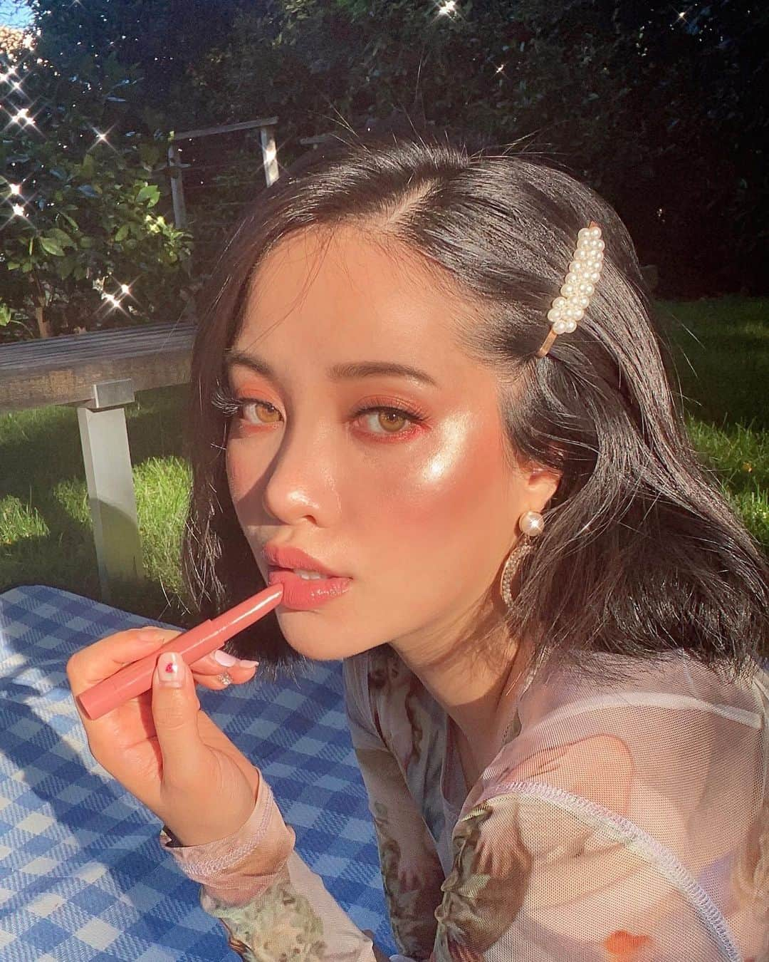 ミシェル・ファンさんのインスタグラム写真 - (ミシェル・ファンInstagram)「I’d like to give a warm welcome to our newest member of the Lip Cushion collection * drum roll * Venetian Rose, a vintage rose ( my lips but better ) shade.  —— We formulated this lip treatment with a nourishing blend of Hyaluronic Acid and Vitamin E. Lip cushion melts on contact for a buttery, lip-hugging experience. I’ve been waiting for us to launch because I ran out of samples 😭   #emcosmetics @emcosmetics」7月12日 11時11分 - michellephan