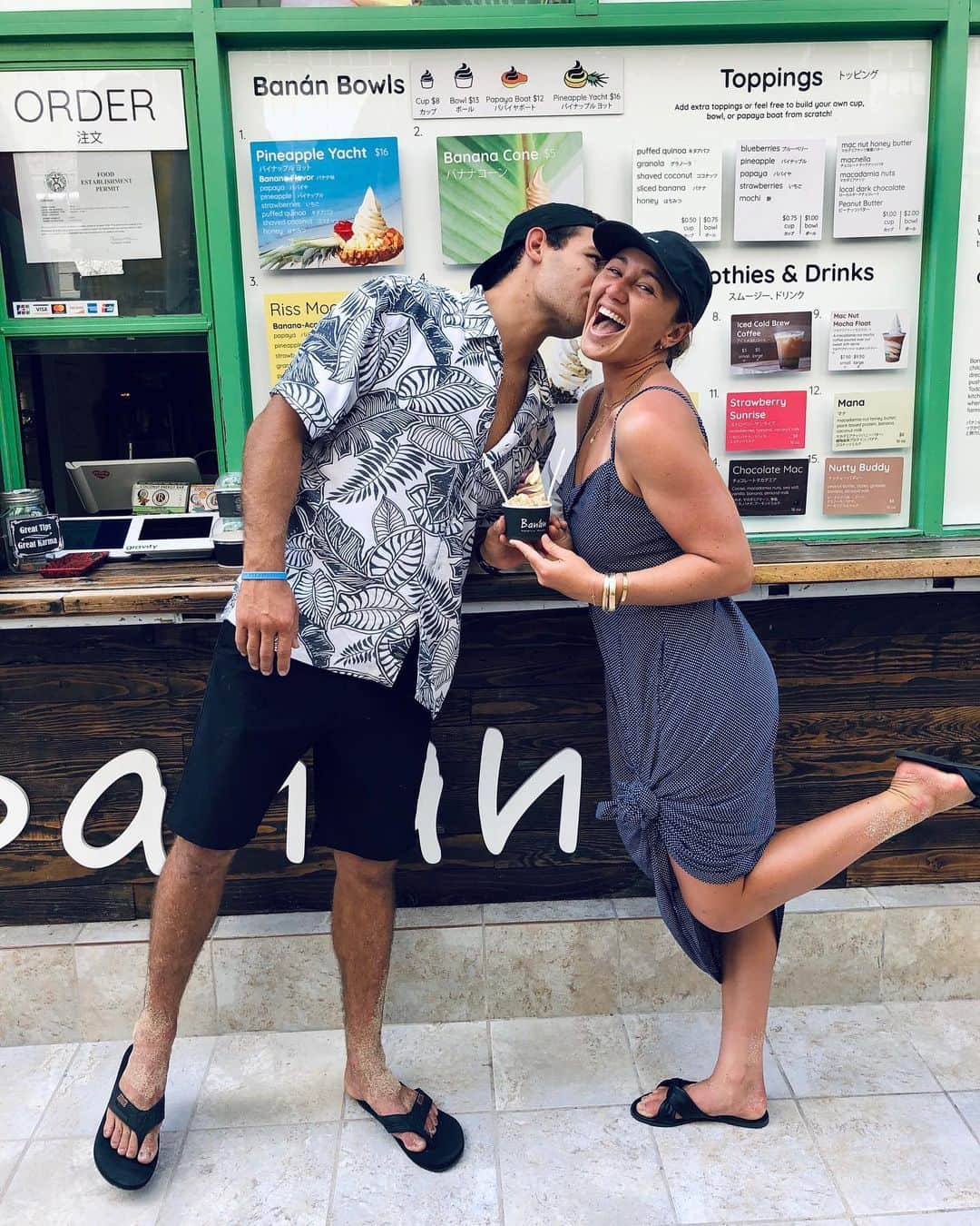 カリッサ・ムーアのインスタグラム：「Fun afternoon playing tourist in Waikiki and grabbing a refreshing treat from the recently re-opened @banan in the beach access by Royal Hawaiian 🌺 Thanks hubby for the extra scoop of Mac-nut honey butter... one of the perks of knowing one of the owners 🤫😘 Happy Saturday everyone!」