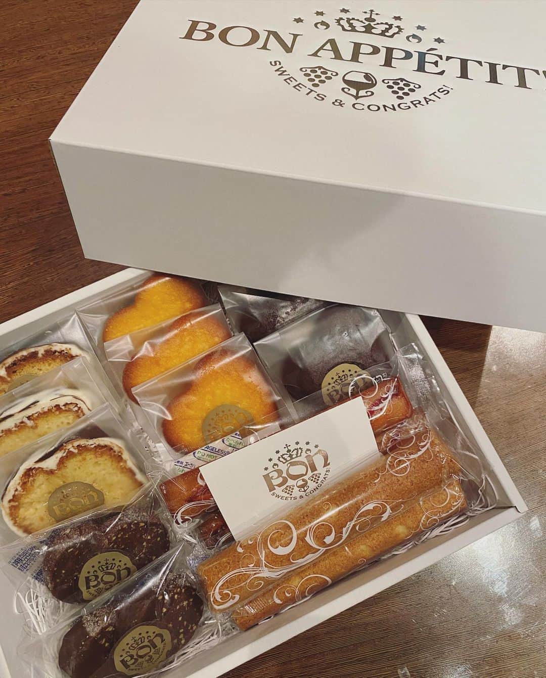 畑野ひろ子のインスタグラム：「先日の、バースデーケーキをオーダーした　@bonsweetsandcongrats 👑  ここの焼き菓子も、家族みんな大好きでケーキをオーダーする度に一緒に購入してます😊  #焼き菓子 #おやつ」