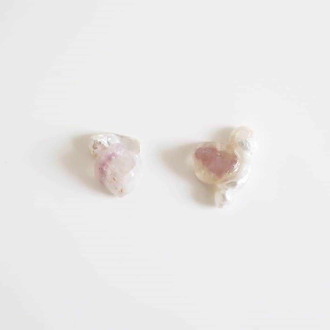 joueri accessory by Eri Sato(@satoeri626)さんのインスタグラム写真 - (joueri accessory by Eri Sato(@satoeri626)Instagram)「gem pierce〈lavender×white〉 · フローライトの石と淡水パールをレジンでまとめたピアス ピンクがかったラベンダー色が綺麗です · イヤリングパーツも対応できます · こちらは自分用にしようか悩んだもの😂 このgemシリーズ好評で嬉しいです！ 気になるものがありましたらお早めにどうぞ · #joueri#アクセサリー#ピアス#天然石#淡水パール#レジンアクセサリー#天然石ピアス#イヤリング#カジュアルコーデ #ハンドメイドアクセサリー#fashion#ootd#outfit#code#coordinate#style#ファッション#コーディネート#コーデ#プチプラ#プチプラコーデ#シンプルコーデ#mamagirl#locari#partegram#カジュアル#お洒落さんと繋がりたい」7月12日 11時15分 - joueri