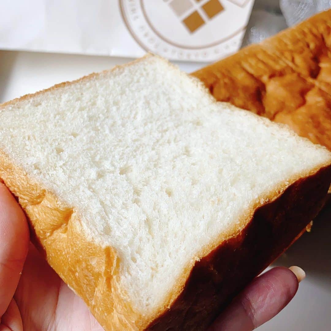 里井真由美さんのインスタグラム写真 - (里井真由美Instagram)「#patisserie #montblanc #bread #croissant #strawberry  パティシエシマさんの栗スイーツ、パンといちごジャムでございます〜🌰🍓🍞🥐 @patissiershima Shima ・ ・ 今回の見どころは、クロワッサン断面と食パン断面❗️（笑）🍞🥐🍓🇫🇷 ・ ・ クロワッサンは気泡の入り方良く🥐美しい優等生さんタイプ。パリッとしてバターの香りが良いわぁ〜 ♡ ・ ・ ちなみに、クロワッサンも一時期断面フェチしてました。 食パンはしっとりミルキー♡そして手作りいちごジャムがおいしい〜🍓🍓🍓 ・ ・ 食パンは生よりトースト派ですが、今回は「生食パンとバターといちご」が、みずみずしく好印象♡ ・ ・ 🍞❤️🇫🇷自分でバター添えて食べる感覚もやっぱり大好き ・ ・ 🍓いちごジャムは。正統派❣️という感じなの。最近は いちごバターやスプレッドっぽいのも流行ってますが、クラシックな上質ないちごジャム〜おいしい🍓🍓 ・ ・ 栗スイーツはモンブランとガトーバスクマロン🌰🌰🌰また書きますね🤗 ・ ・ 素敵な1日になりますように ・ ・ #パティシエシマ#パン#食パン#クロワッサン#フランスパン#麹町#里井真由美#さといいね#フードジャーナリスト里井真由美 #ありが糖運動 #モンブランの世界#栗#和栗#栗スイーツ#モンブラン#里井真由美#衣替えモンブラン#japan#Gâteauauxmarrons#零食」7月12日 11時17分 - mayumi.satoi