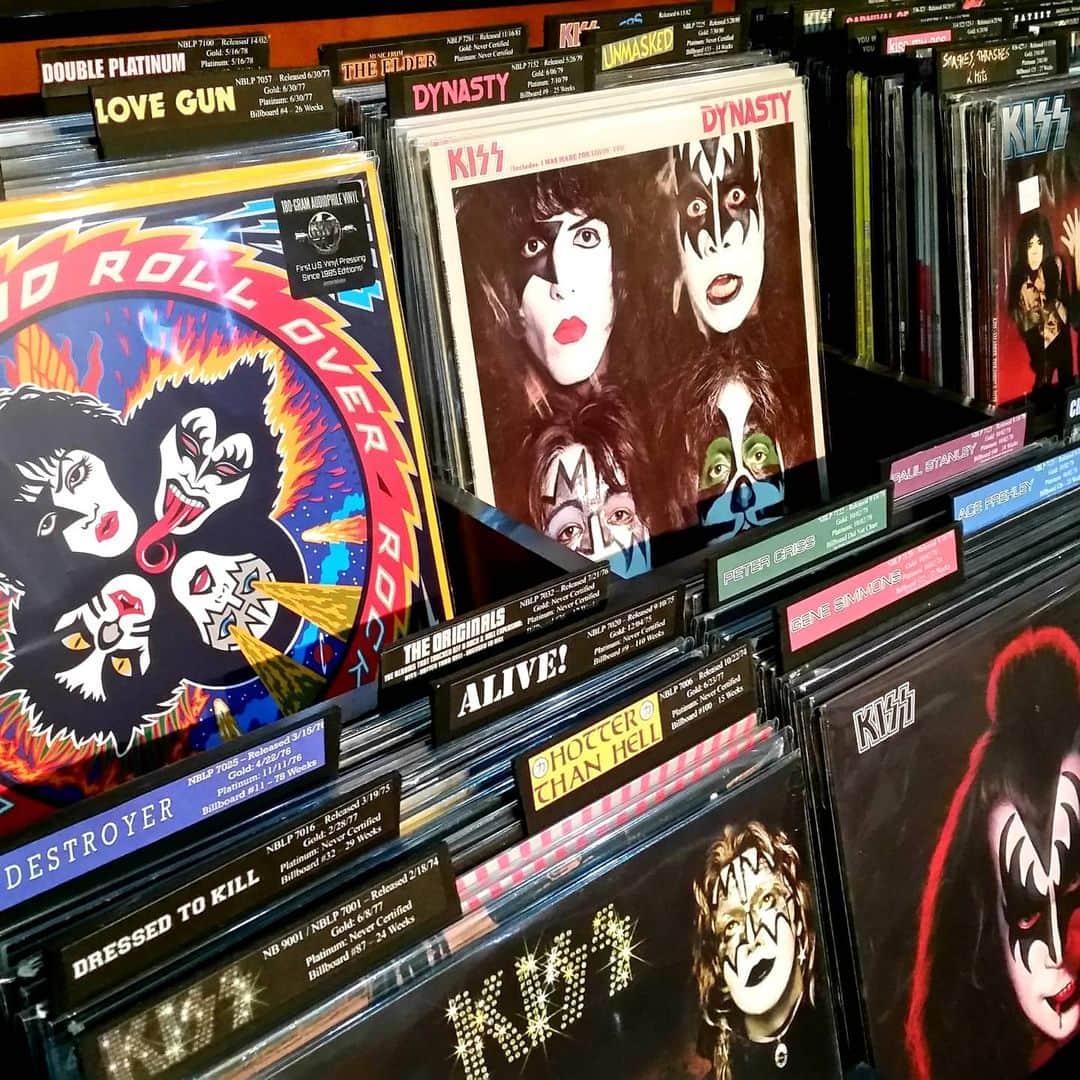 KISSさんのインスタグラム写真 - (KISSInstagram)「#CollectingKISS! Thanks to Lee Michaels for sharing this photo of his #KISS album collection. #KISSARMYROCKS!  What is your all-time favorite KISS album, #KISSARMY?」7月12日 11時19分 - kissonline
