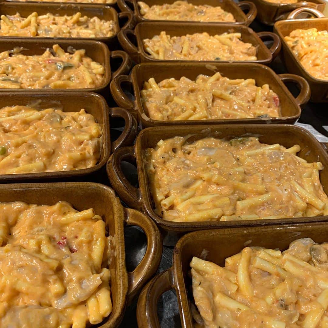 のインスタグラム：「こんにちはTGハースです♪﻿ 明日からのランチの一品ご紹介‼️﻿ つくば鶏と夏野菜のマカロニグラタン﻿ 〜トマトクリームソース〜﻿ 只今、仕込み中😋﻿ ﻿ 今日も元気に営業していますので💪﻿ 是非遊びに来てください💕💕﻿ ﻿ ﻿ ﻿ お電話お待ちしています。﻿ ☎️03-6416-9445﻿ ﻿ ◆モバイルオーダーも出来るようになりました✨﻿ プロフィールからHPをアクセスしてください♪﻿ モバイルオーダー﻿ https://tgh.for.dinii.jp/﻿ ﻿ ◆Uber eats・menu・出前館によるデリバリー﻿ 11:30〜21:00﻿ ﻿ ◆LINE@登録お願いします♪﻿ https://lin.ee/g0H4jc6﻿ ﻿ ﻿ 皆さまの笑顔に会えますように！💕💕💕﻿ ﻿ #TGハース#代官山ディナー#代官山ランチ#恵比寿グルメ#恵比寿ビストロ#恵比寿ディナー#代官山グルメ #ハース #代官山テイクアウト#恵比寿ランチ#プリン#チーズ#ロティサリーチキン#テイクアウトしよう#menu#恵比寿ワイン#テイクアウト#渋谷ディナー#恵比寿チーズ#tghearth#渋谷グルメ#渋谷ランチ#恵比寿チーズ#カフェ#チーズケーキ#渋谷テイクアウト#恵比寿新聞#恵比寿ビール#チーズフォンデュ#恵比寿テイクアウト」