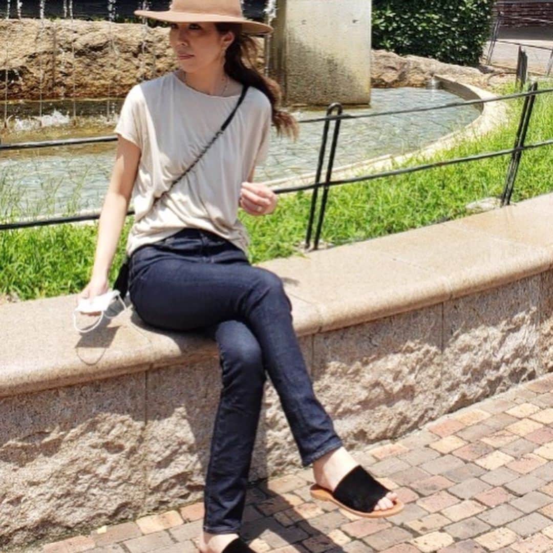 のインスタグラム：「2020.7.12 . #uniqlo の#ドレープクルーネックt  サラサラしてて着心地抜群♥️ これ、めちゃくちゃキレイめになります(ت) . #ウルトラストレッチジーンズ と合わせてお買い物\♡/" . Tshirt denim #ユニクロ . #uniqloコーデ  #ユニクロ購入品  #ユニクロTシャツ部 #ユニT #uniqloginza2020SS #Tシャツコーデ #PR  #上下ユニクロ部  #高身長女子  #デニムコーデ #ユニデニ#uniqloコーデ  #着回しコーデ #アラフォーコーデ # #locari」