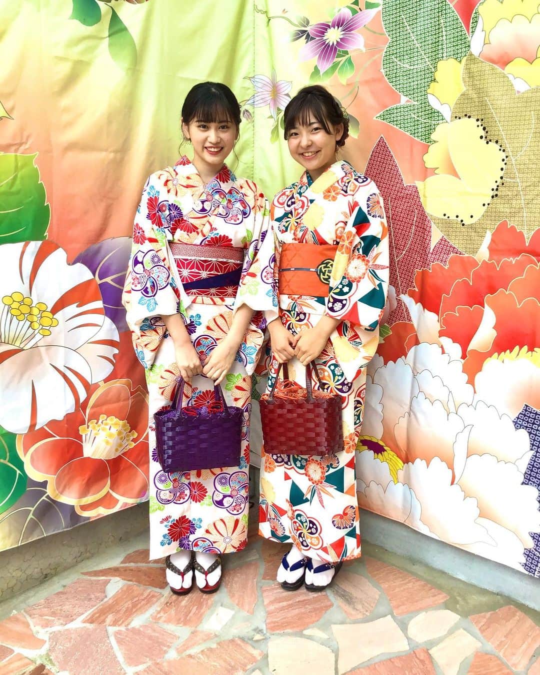 金沢着物レンタルshop心結〜kokoyui〜のインスタグラム：「2人とも笑顔がとっても可愛いですね😊💕 . バックもおそろいでとっても素敵です👜💓 . #金沢観光 #金沢着物 #金沢ランチ #金沢グルメ #撮影 #兼六園 #東茶屋街 #21世紀美術館 #着物ヘア #ヘアセット #和服 #着物 #レトロ着物 #アンティーク着物 #着物女子 #着物コーディネート#きもの  #kimono #kimonorental #kimonostyle #kimonogirl #japanesekimono #和服體驗  -----*----*------*-----*----*-------- @kokoyui_kimono  ⚫︎金沢駅前 着物レンタル心結(ここゆい)  ⚫︎営業時間 : 9:00〜18:00 ⚫︎address : 金沢市本町1-3-39 ⚫︎tell : 076-221-7799 ⚫︎金沢駅から徒歩5分  ⚫︎コインパーキング補助  @kokoyui_furisode #成人式 #卒業式 #振袖 #結婚式 @kokoyui753 #お宮参り#七五三」