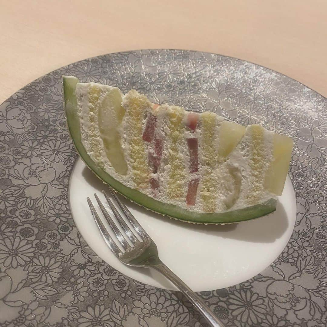 Aiceさんのインスタグラム写真 - (AiceInstagram)「➣ 🍈 𝐷𝑒𝑙𝑖𝑐𝑖𝑜𝑢𝑠   ２万円のメロンケーキに総額120万円のキャビア、大好きなお寿司達はエンターテインメントと美味しさで夢中になりすぎて撮るのを忘れました。シャリが小ぶりで出てくる量が多い分助かりました。（途中でもっと少なくしてもらった）いくらちゃん何杯でも食べれたなぁ〜あとトリュフの沢山乗った茶碗蒸しも香りだけで白米いけたなぁ〜  お土産にお稲荷さんとメロンケーキの残りも頂いて贅沢三昧なディナーでした 🍣🌒」7月12日 11時51分 - __february4__