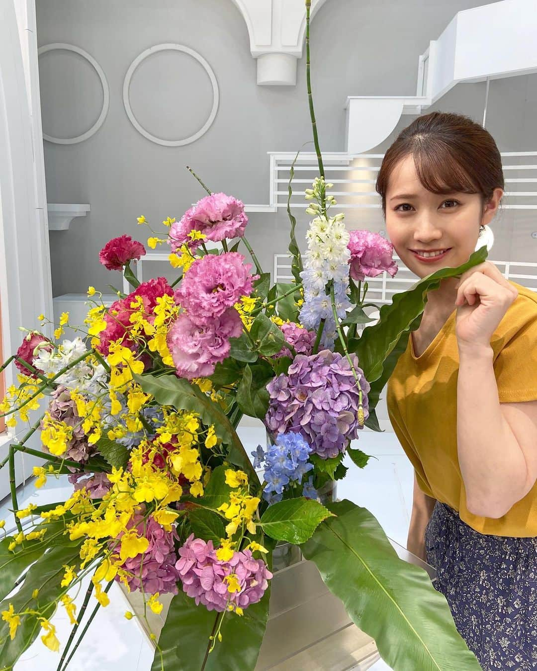 島津咲苗さんのインスタグラム写真 - (島津咲苗Instagram)「先週のスタジオの花🌼 . . . #アップ #フラワーアレンジメント #お花 #紫陽花 #カーネーション #オンシジューム #オンシジウム #flowerstagram #flowerarrangement #花スタグラム #メーテレ #アナウンサー #島津咲苗 #アップの花記録」7月12日 11時56分 - sanae_shimazu