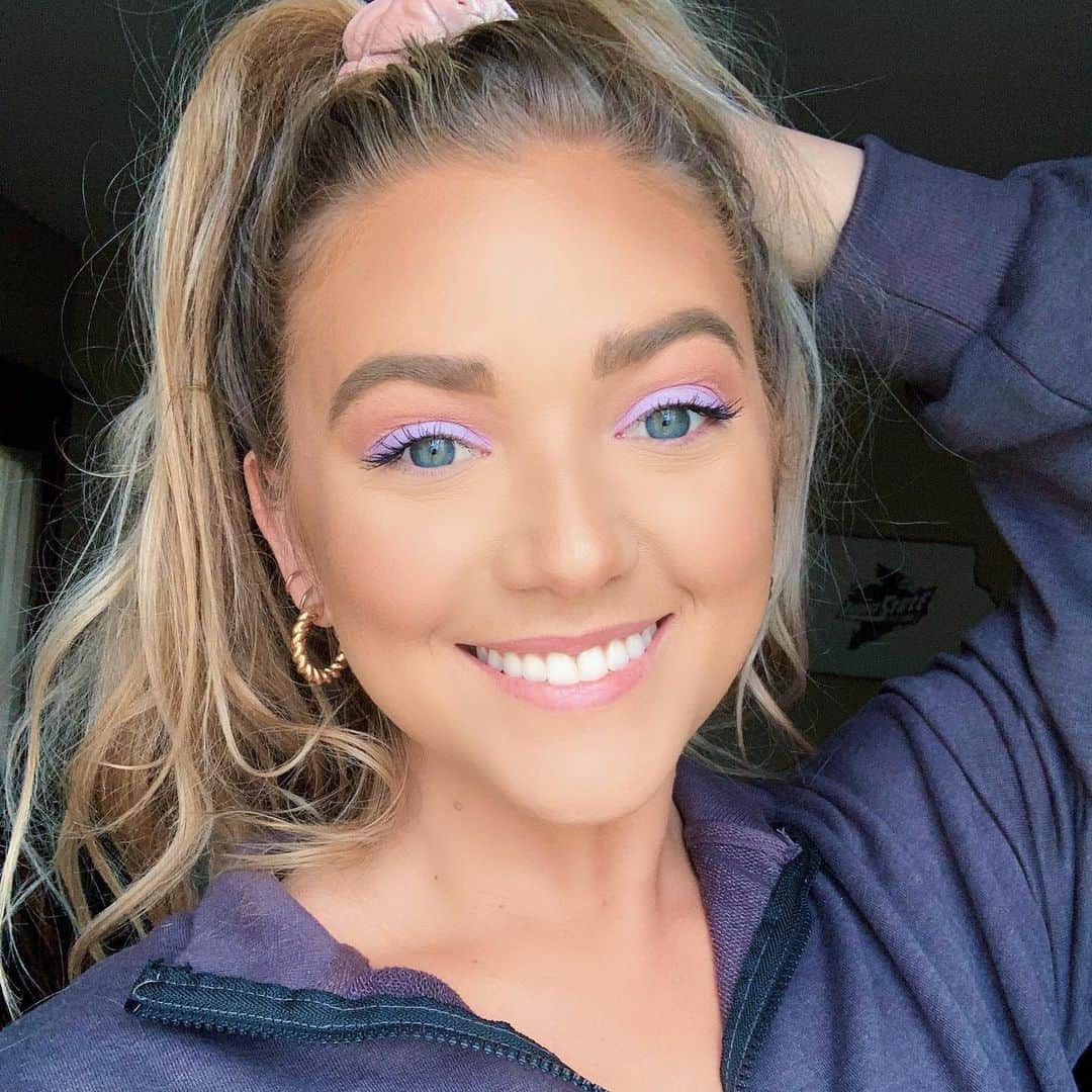 Tarte Cosmeticsさんのインスタグラム写真 - (Tarte CosmeticsInstagram)「Allison puttin' the "yay" in Satur-YAY with this #selfie glam using our @sugarrush easy on the eyes clay liner in lavender! 💜✨ This poppin' waterproof liner can also be used as shadow & stays put for 16 HOURS. Shop now on tarte.com! #crueltyfree #claypowered #sugarrush #sugarsquad」7月12日 12時00分 - tartecosmetics