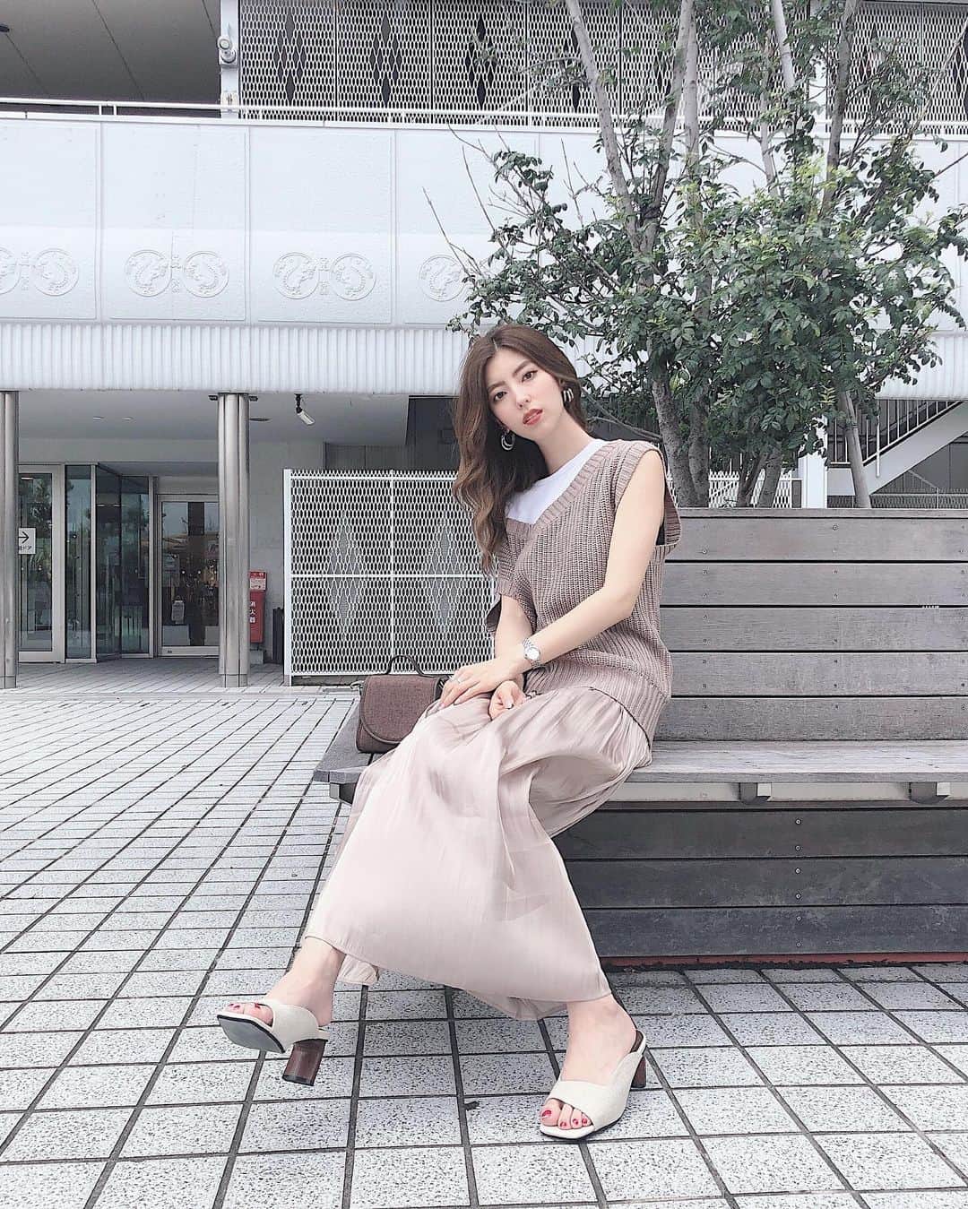 高村 楓のインスタグラム：「. . 毛量めっちゃ多ない？ ってなった写真たち。ばく . #ルーズニットドッキングトップス #ランダムプリーツフレアスカート のワントーンコーデがお気に入り😳✌️ . ここ一年ぐらいで女性らしいファッションも 好きになった♡♡ . #MURUA#murua_by_staff#murua_snap#code#fashion #ムルーア#フレアスカート#ルーズニット#ワントーンコーデ#ベージュコーデ#コーデ#ファッション」