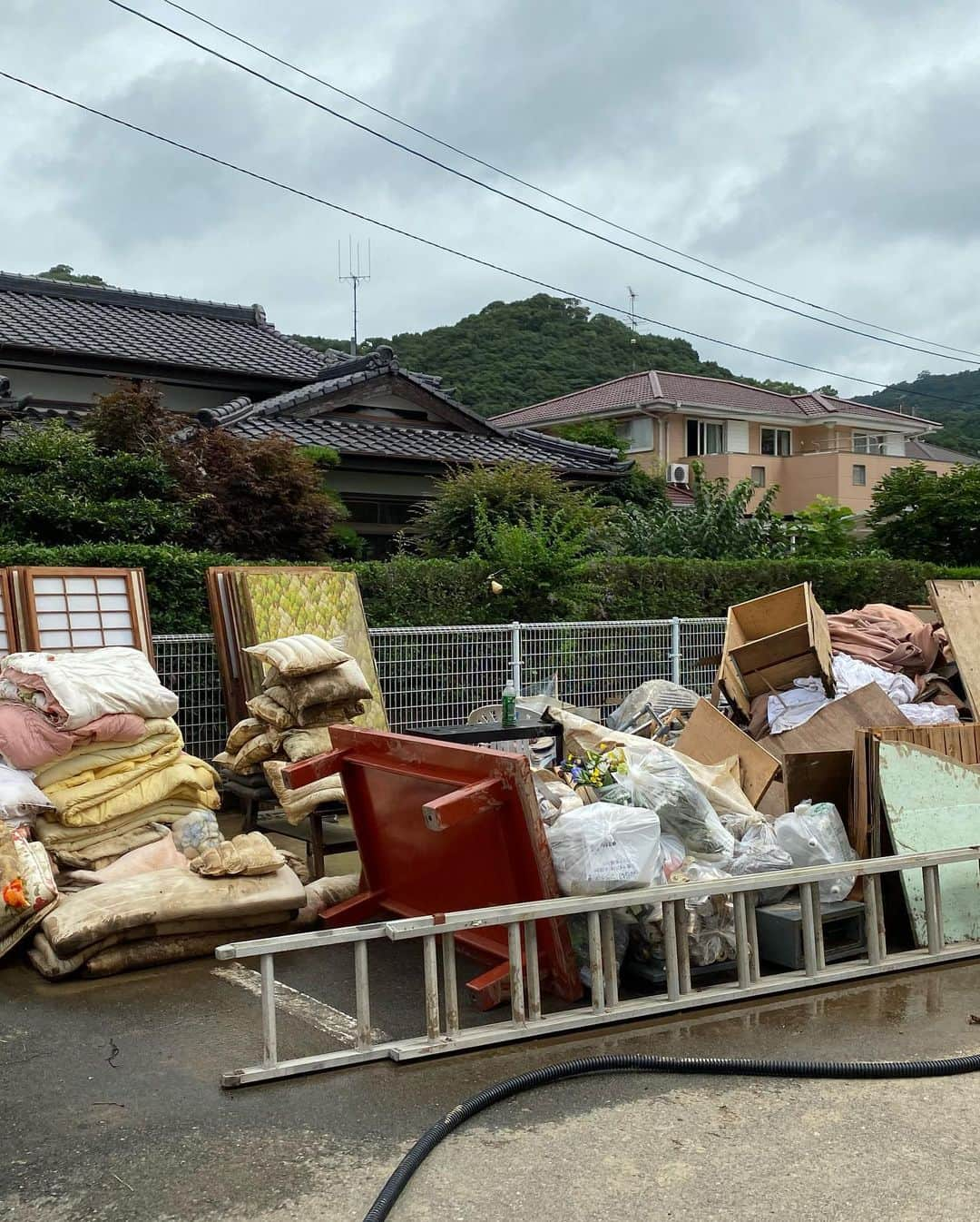 琴乃さんのインスタグラム写真 - (琴乃Instagram)「I went to volunteering...  #prayforjapan #prayforkumamoto #torrentialrainfall #野坂屋旅館 #熊本 #kumamoto」7月12日 12時01分 - realsujeong