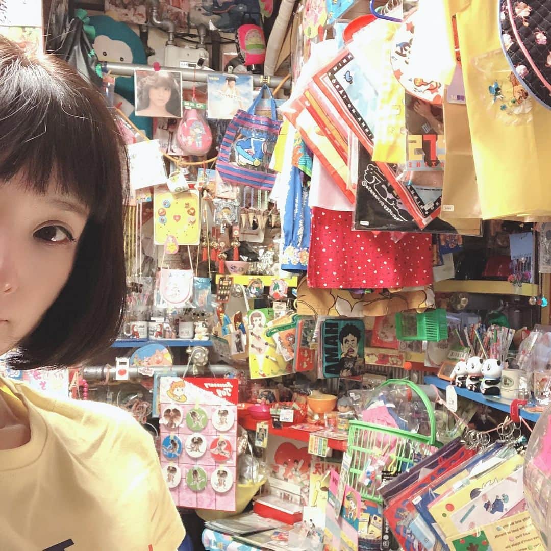 千秋さんのインスタグラム写真 - (千秋Instagram)「前から行きたかった大阪の雑貨屋ミケちゃんに行ってきました🧸 80年代雑貨を探しにきたよー。 わたしが80年代のマイナーキャラクターのことを色々質問しても全部に即答してくれるお二人。同じ趣味のひとってこんなに会話が楽なのね。説明不要だもんね。 あー、いつか80年代ファンシー好きな人ばっかり集めた会をしてみたいな🎀  こちらのお店は70年代グッズも豊富に揃ってました。 買ったものはまたあとで紹介するね。動画に挑戦する予定🎥  #千秋80年代コレクション #バカコレクター #雑貨屋ミケちゃん #大阪 #ファンシーグッズ #昭和 #レトロ」7月12日 12時04分 - chiaki77777