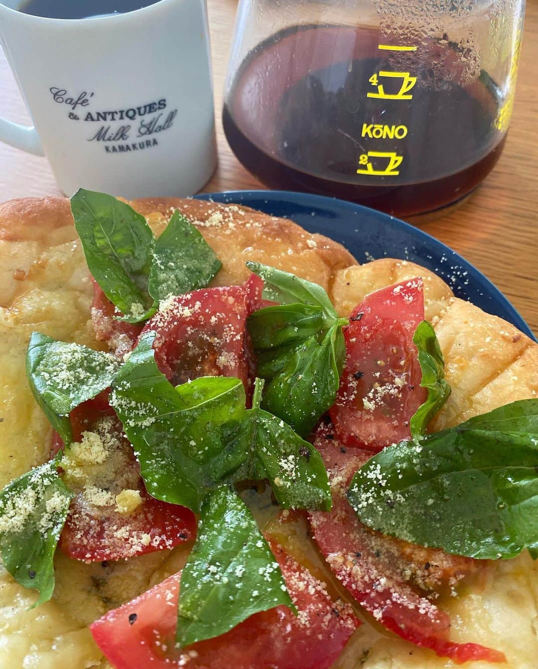 クボタマサヒコのインスタグラム：「手抜き🍕 あまったチーズピザに適当に切ったトマトと摘んできたバジルのせてオリーブオイルと粉チーズと胡椒かけただけ。 もうこれは半分サラダという事に出来るよね。  #pizza #salad #coffee #🍅」