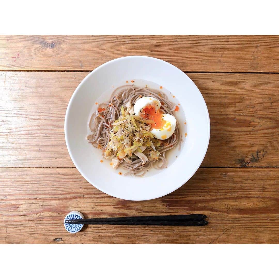 竹中友紀子のインスタグラム：「#おウチ時間  お手抜きランチ🍽 蒸し鶏とネギの冷やし蕎麦 作り置きしておいたネギ塩蒸し鶏とゆで卵を蕎麦にのっけただけ。 スープは蒸し鶏のゆで汁にいしるとラー油を加えて味を整えて。 新居のコンロの火加減がまだ上手く使いこなせず、絶妙なゆで卵の茹で時間を探り中。今日のはちょっとゆるすぎた^^;」