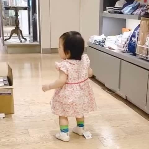 中谷一馬のインスタグラム：「娘の👶初めてのくっく(靴)👟 おんもを歩けるようになりました☺️ 子どもの成長はあっという間だなと感じる今日この頃でございます😓」