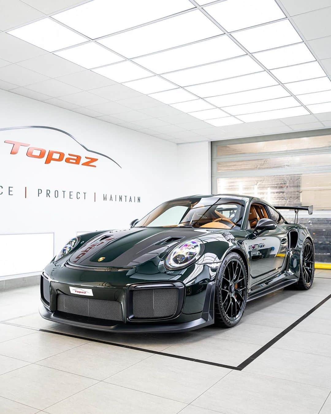 CARLiFESTYLEさんのインスタグラム写真 - (CARLiFESTYLEInstagram)「Check out this Porsche GT2 RS! 😍 Photo @horsepower_hunters @topazdetailing #carlifestyle」7月12日 12時30分 - carlifestyle