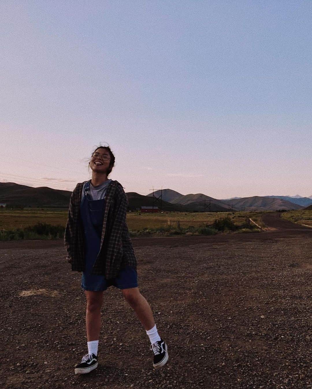 パイパー・カーダのインスタグラム：「been road tripping for the past three weeks (by myself, wearing a mask always, etc) and there are a myriad of things i could say about the waterfalls in oregon or the mountains in washington or the wildflowers in wyoming (they were lit), but i’ll spare you the melodrama. i already knew this experience was a result of my privilege (i have a car, i have money to spend on lodging, i have parents that are cool with me dropping off the grid for a bit), but i got hit with another learning curve upon realizing my privilege had a whole other layer to it.  when i first started making travel plans, i wanted to camp everywhere since it’s cheaper and generally more fun but quickly had to nix the idea when i looked at the facts: i am a small, young woman traveling by herself and also axe murderers exist. i briefly lamented not being able to travel the way i wanted because of things about myself that i can not change. it was sobering to realize that Black people experience this EVERY TIME they travel regardless of the minutiae of the trip.  @cam__alejandra (who wrote the text in these slides) has been an especially helpful resource for learning about realities of the Black experience like this. her posts and stories offer ways for you to reflect on your own work/life, suggestions for how to continue sustainable activism in our lives and on our feeds, and showcases companies and brands that are or aren’t actually practicing true allyship. highly suggest giving her (and the other accounts i’ve posted about previously) a follow. her travel experiences are far more important than mine.」