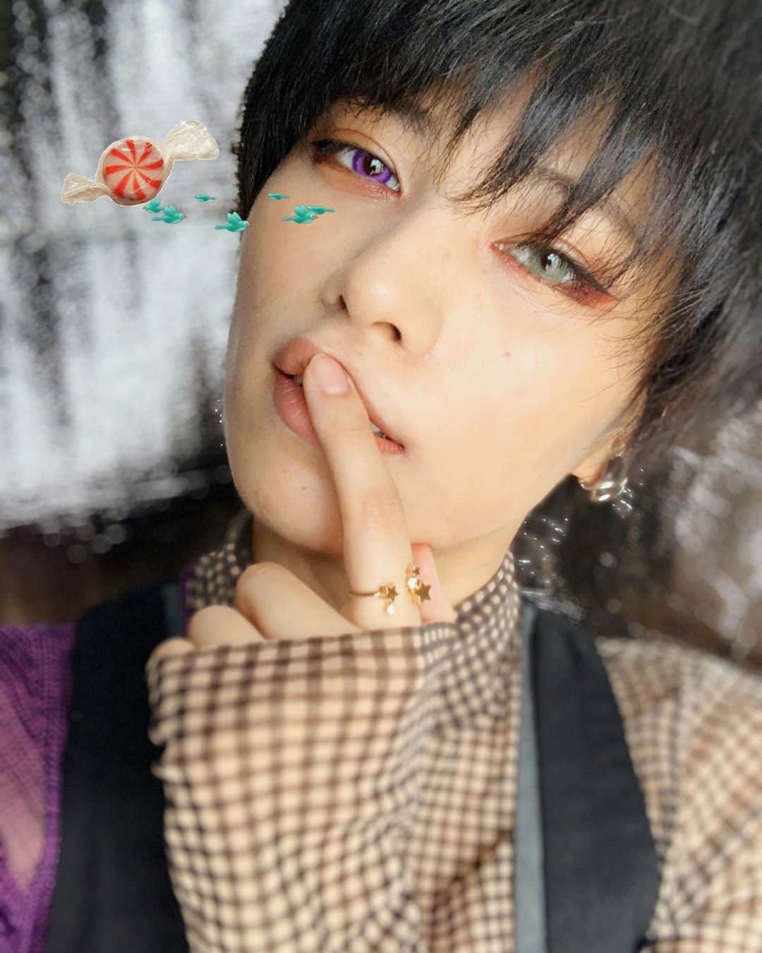 春川芽生のインスタグラム：「今回はシンプルに！ #オッドアイ やりました 🔮🍀  #それはそれは色んな作品でお見かけ #お世話になりますよ(??) #何かしらのしがらみ付きの #魅力増し増しキャライメージ #そして繊細イメージ #なのに大食いキャラ感が出た。(???) #お昼何食べよ(わし)  . . . . . #創作 #ポートレート #cos #中性」