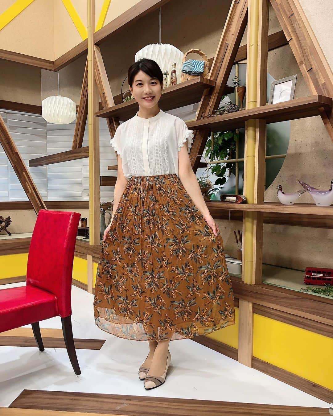 のインスタグラム：「プライドご覧いただき ありがとうございました！😊 . 衣装 は#Te'chichi さんすて岡山店 でお借りしました！ 白のブラウスに明るい茶色のスカートとっても夏っぽいですよね！☀️ このまま旅行に行けそうです！ . 素敵な衣装ありがとうございます！髪型は#roijir さんです💓 シンプルで上品なお団子に していただきました！ . #プライド#せとうち#経済のチカラ#衣装提供#夏#ありがとうございます#わたしのピリリ」