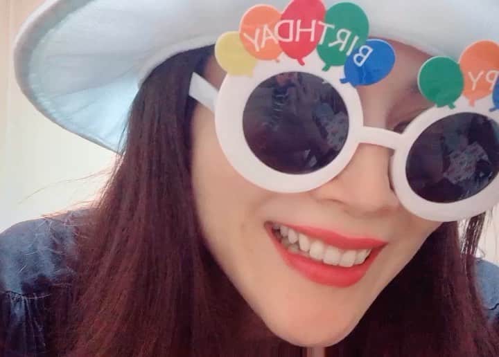 MIHOのインスタグラム：「ありがとうございマス﻿ ﻿ 昨日、これでも46歳になりました、笑﻿ ﻿ もう46歳だからとか﻿ コロナで少しソワソワとか﻿ 災害も心配で﻿ いろいろ大変なとことも﻿ 問題も山積みだけど﻿ ﻿ 自分の中にはまだちゃんと夢や幸せがあるなぁ、と感じられる一日になりました﻿ ﻿ 私の脳みそは、本当に人のお誕生日を覚えるというのが苦手な人間なのですが...﻿ ﻿ いつもみんなが笑顔で健やかであることを心から、心から祈っています﻿  私はみんなで幸せになりたい  ﻿ 今は、みんなそれぞれの人生や生活を立て直したり見直したり、見せずにちゃんと頑張ってるのは知ってるから﻿ ﻿ おバカなこともして﻿ みんなで笑い合える時間は大事だな、と﻿ ﻿ もうお礼が思い浮かばないので、コロナでお家にいることが多くなりテレビを見るようになって、今更ながらにハマって特訓している【逃げ恥】を、笑﻿ ﻿ いい色のスポーツブラもあったので、踊りを披露したのち、途中フワちゃんに衣装替えしオンラインのケーキキャンドルのフーをしました﻿ ﻿ 知った時がマイブームってことで、笑﻿ ﻿ みなさん、本当にありがとうございました ﻿ 倍返しだ！﻿ ﻿ ↑﻿ ﻿ 再放送祭りでいろいろ遅い、笑  テレビって魔法の箱だと思う﻿ ﻿ ﻿ よい一日を！  #happybirthday ﻿ #7月生まれおめでとう #みんなもおめでとう #恋ダンス﻿ #逃げるは恥だが役に立つ  #昨日はこれを買いに走った #ダイソーで300円だった﻿ #みなさんありがとうございました #星野源 #恋ダンス #いまさらマイブーム」