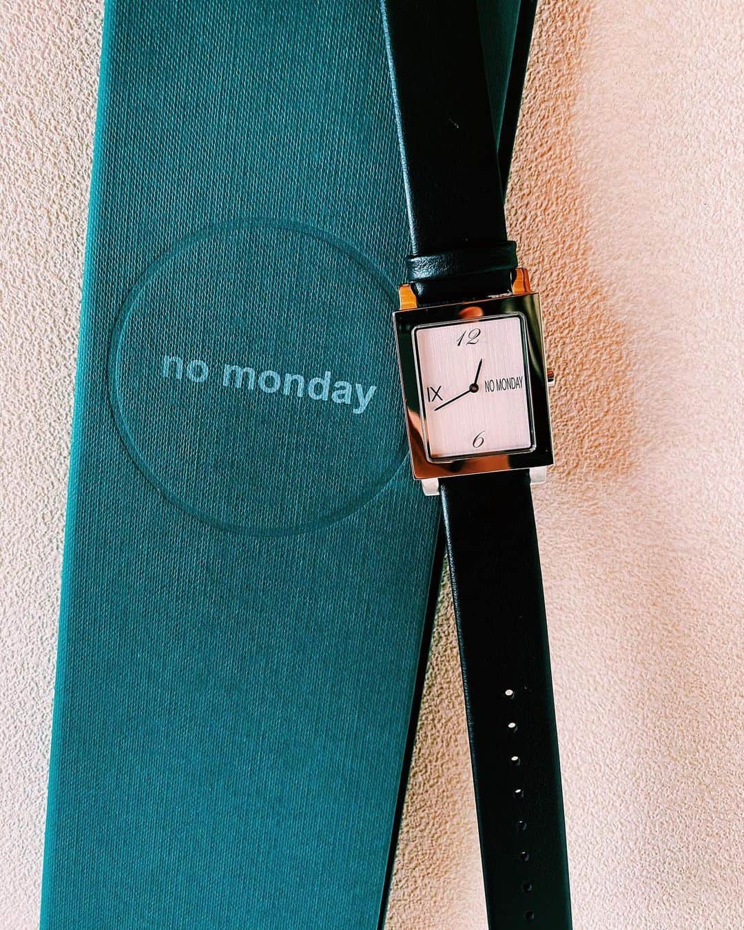 田代凪沙のインスタグラム：「No Monday🖤 . . . また明日から新たな一週間が始まります！ 明日はこの時計で通学🥰 そんな、時計選びも楽しみで仕方ないっ💕  デザインがシンプルなNoMondayの時計 『ATAES』  #nomonday#ノーマンデー#腕時計#時計#手元倶楽部 クーポンコードは 『nagisgh』 使用で10パーセントオフになります。」