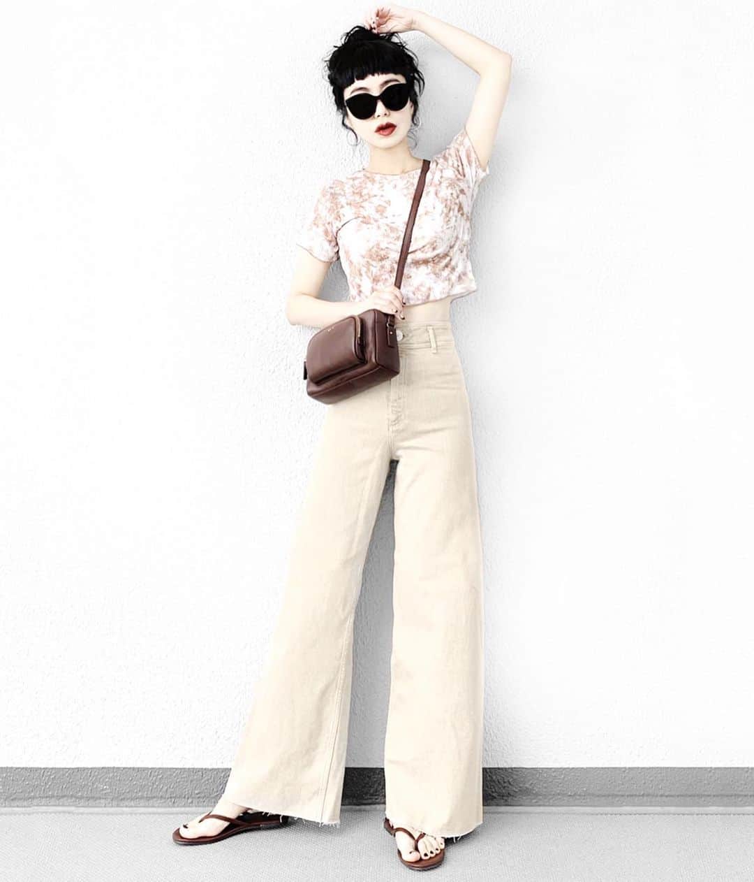 lve_xxxxのインスタグラム：「.﻿ .﻿ beige × brown﻿ ZARA denim の着まわし🧸﻿ ﻿ やっかしこのﾃﾞﾆﾑ良きだから﻿ 色違いで捕獲する事にしました！﻿ (いらぬ報告😂爆)﻿ ﻿ TOPSは @lveu.official ﻿ 𝟤𝟢𝟤𝟢.𝟢𝟩.𝟣𝟫 (SUN) 𝟤𝟢:𝟢𝟢〜﻿ 発売の新作﻿です💁🏻‍♀️🤍 ﻿ 🅽🅴🆆﻿ 𝗧𝗶𝗲 𝗱𝘆𝗲 𝘄𝗮𝘀𝗵𝗲𝗿 𝗰𝗿𝗼𝗽𝗽𝗲𝗱 𝘁𝗼𝗽𝘀﻿ ﻿ ﾜｯｼｬｰ加工 × ﾒﾛｰﾃﾞｻﾞｲﾝ × ﾀｲﾀﾞｲ柄﻿ 正に流行のど真ん中TOPS🖤笑﻿ ﻿ ｸﾛｯﾌﾟﾄﾞ丈はﾎﾞﾄﾑ選ばす合わせやすいので﻿ 活躍する事間違いなし👍✧﻿ ﻿ 2ｶﾗｰ展開で勿論の事←﻿ 私は2色捕獲致しました😂笑笑　﻿ ﻿ 小物の色を合わせるのが﻿ 私のｺﾄﾞﾜﾘなのでBAGとｻﾝﾀﾞﾙは﻿ brownに🤎﻿ ﻿ ﻿ ｺｰﾃﾞｱｲﾃﾑ詳細は﻿ WEARをご覧くださいませ。﻿ ﻿ WEAR ： lvexxxx ﻿ 💻 https://wear.jp/sp/lvexxxx/﻿ ﻿ －－－－－－－－－－－－－－－－－－﻿ ﻿ 📢ｺﾒﾝﾄ頂ける際は、﻿ 最新投稿にお願い致します。﻿ ﻿ 過去投稿に頂いた際、気がつかない事もあり﻿ お返事致しかねる場合が御座います🙇‍♀ ️﻿ ﻿ ﻿」